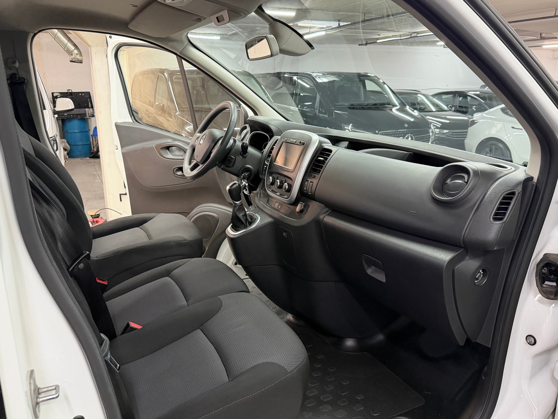 RENAULT Trafic 2.0 ENERGY dCi145 3.0t Business L1H1 A-image-10