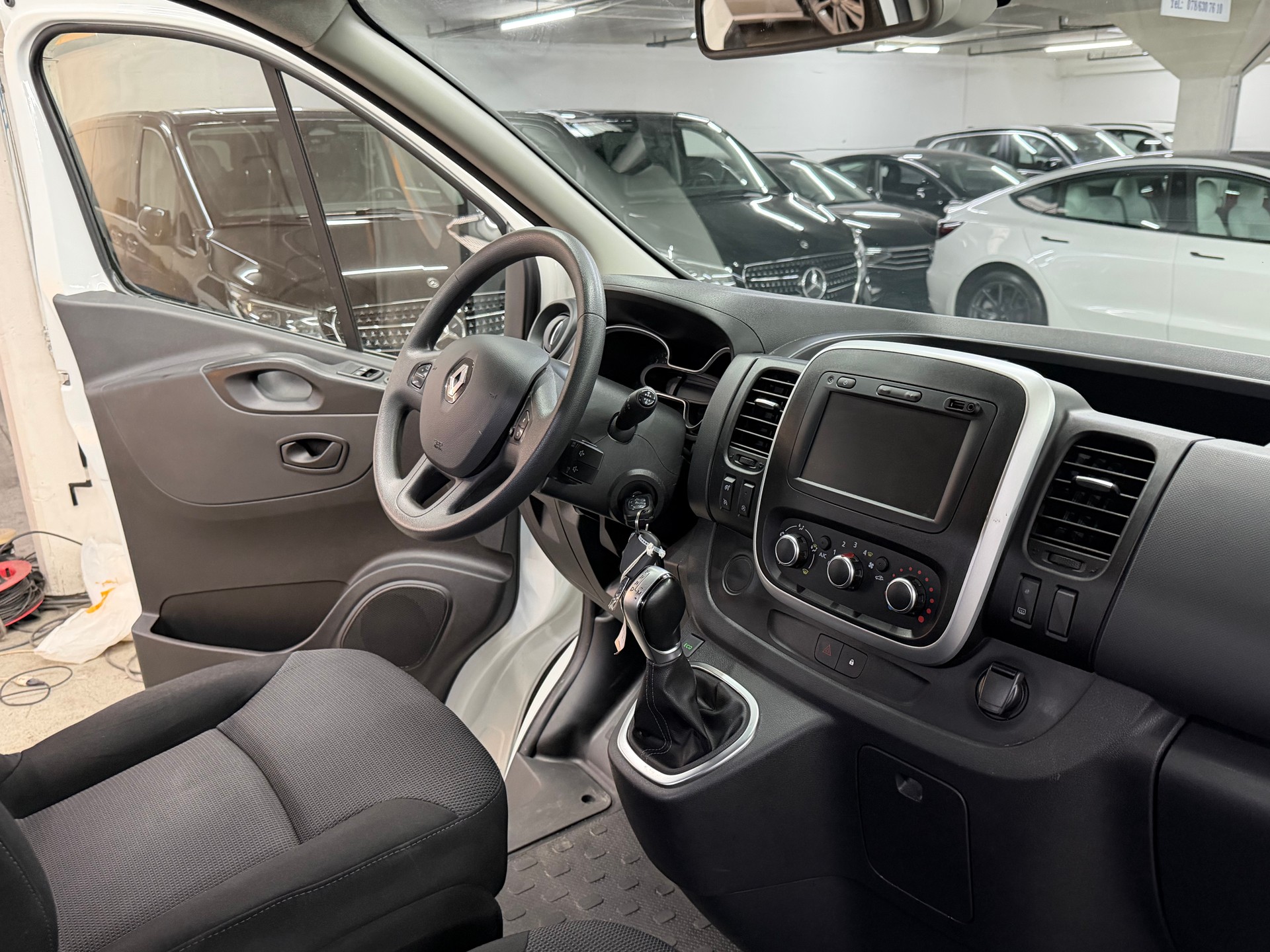 RENAULT Trafic 2.0 ENERGY dCi145 3.0t Business L1H1 A-image-11