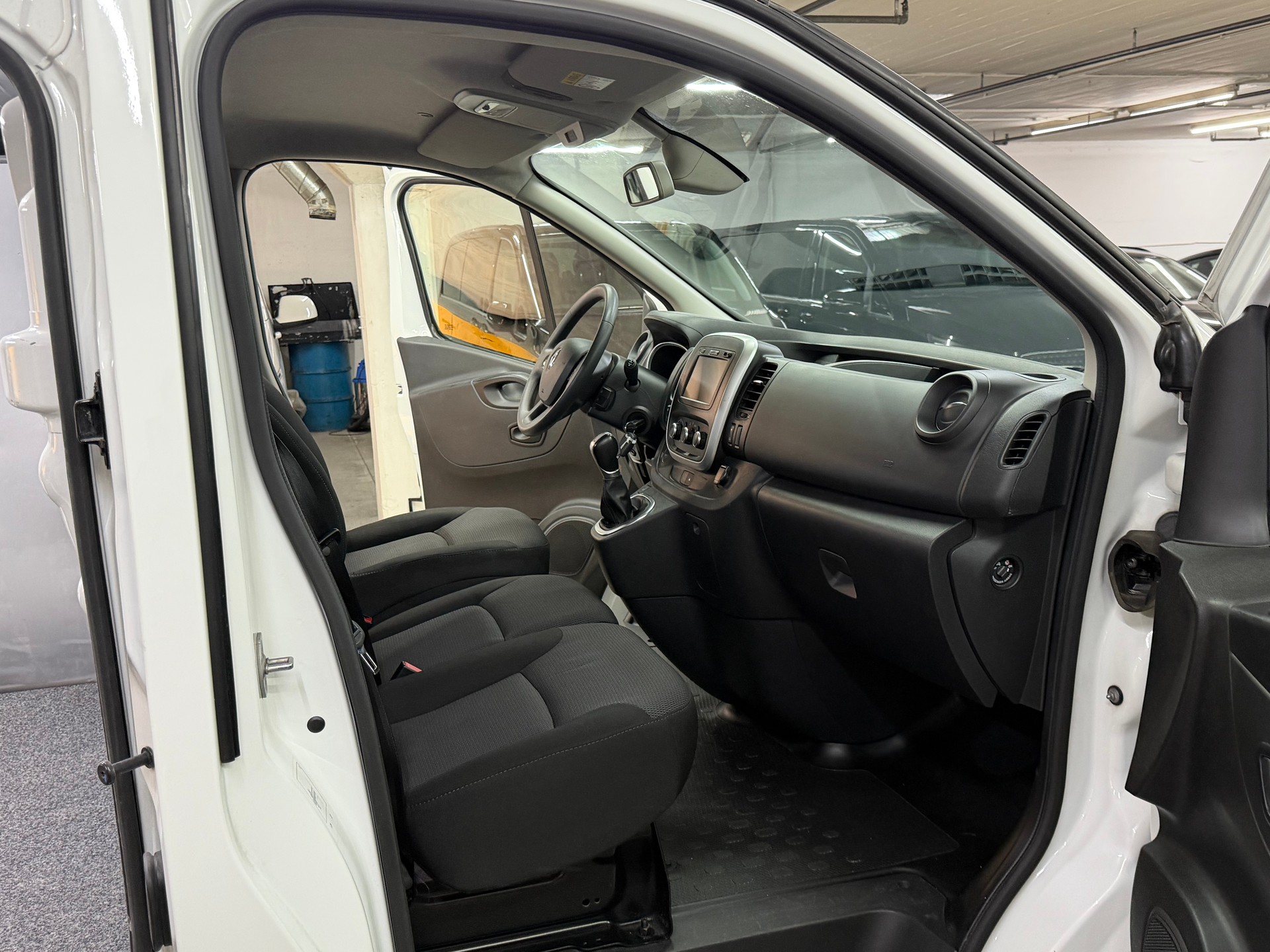 RENAULT Trafic 2.0 ENERGY dCi145 3.0t Business L1H1 A-image-14