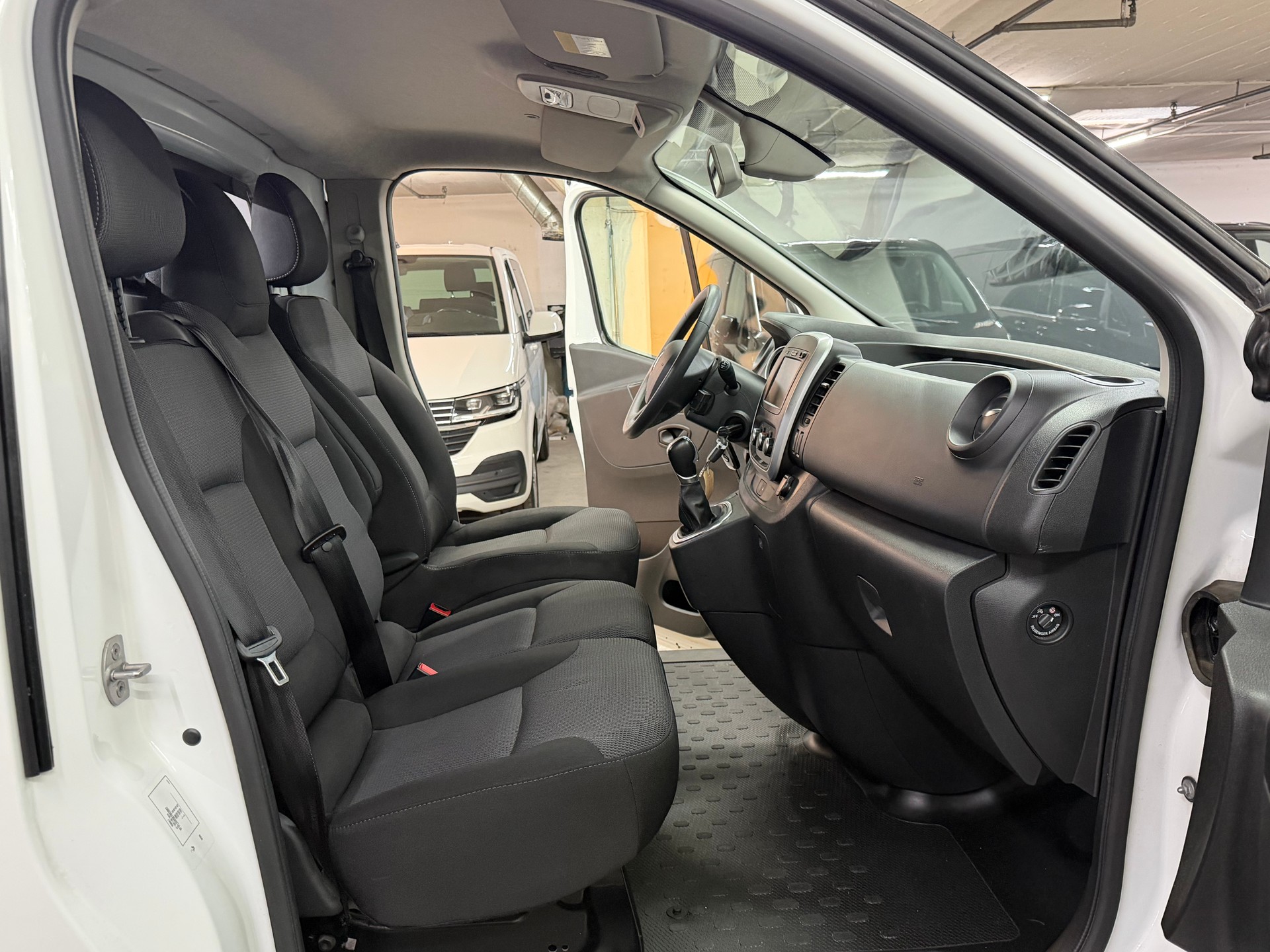 RENAULT Trafic 2.0 ENERGY dCi145 3.0t Business L1H1 A-image-9