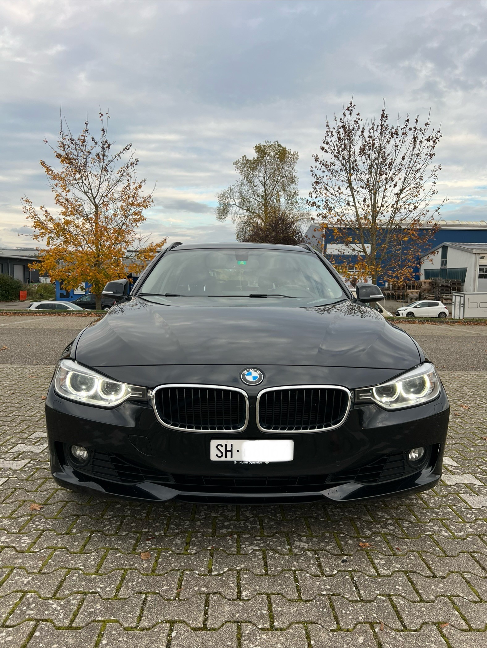 BMW 320i-image-1