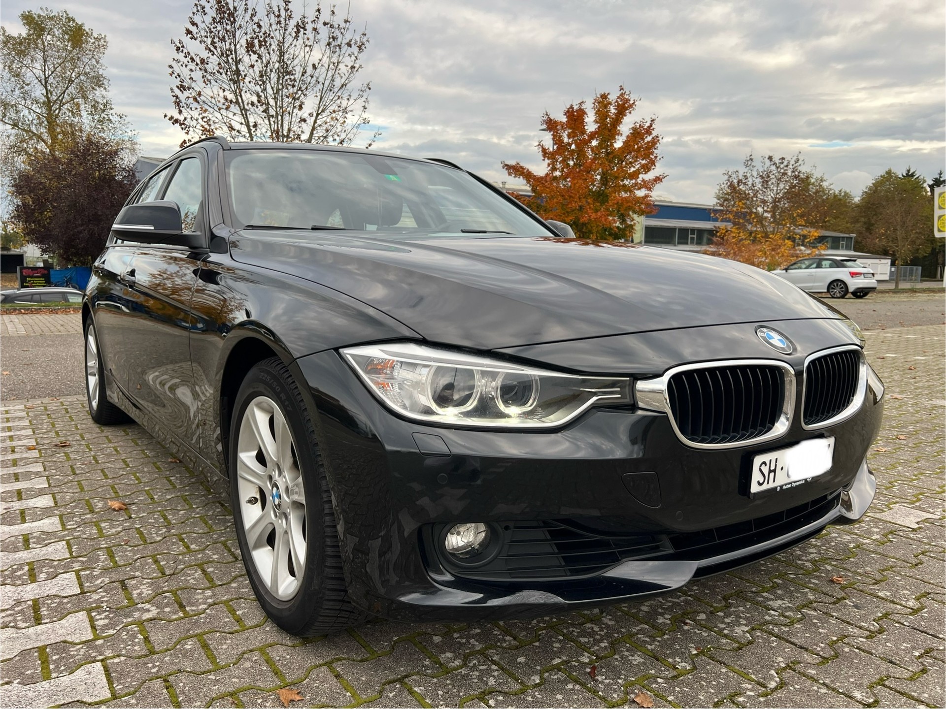 BMW 320i-image-0