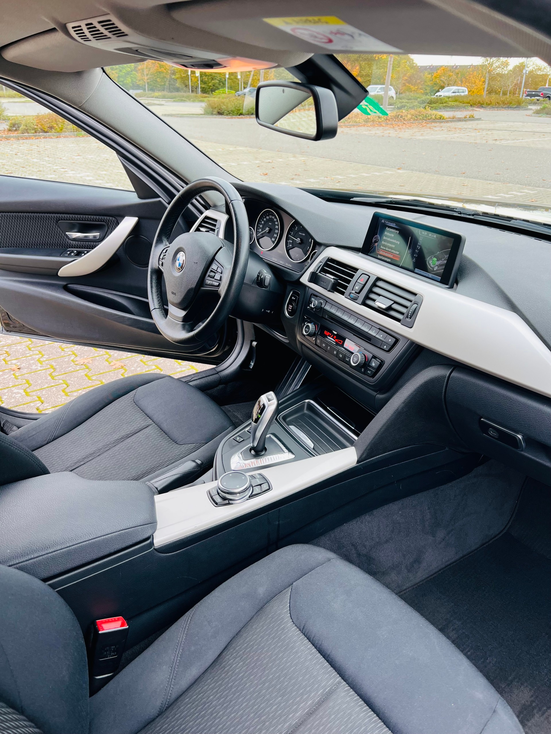BMW 320i-image-2
