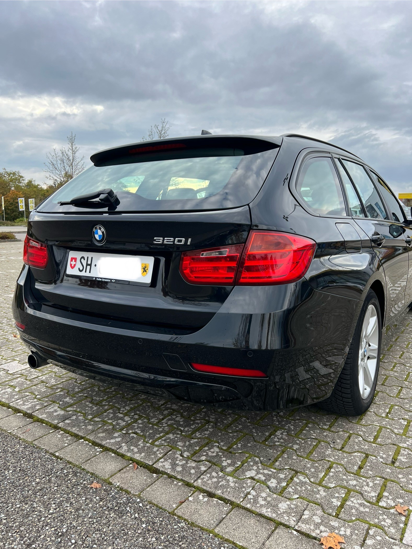 BMW 320i-image-3
