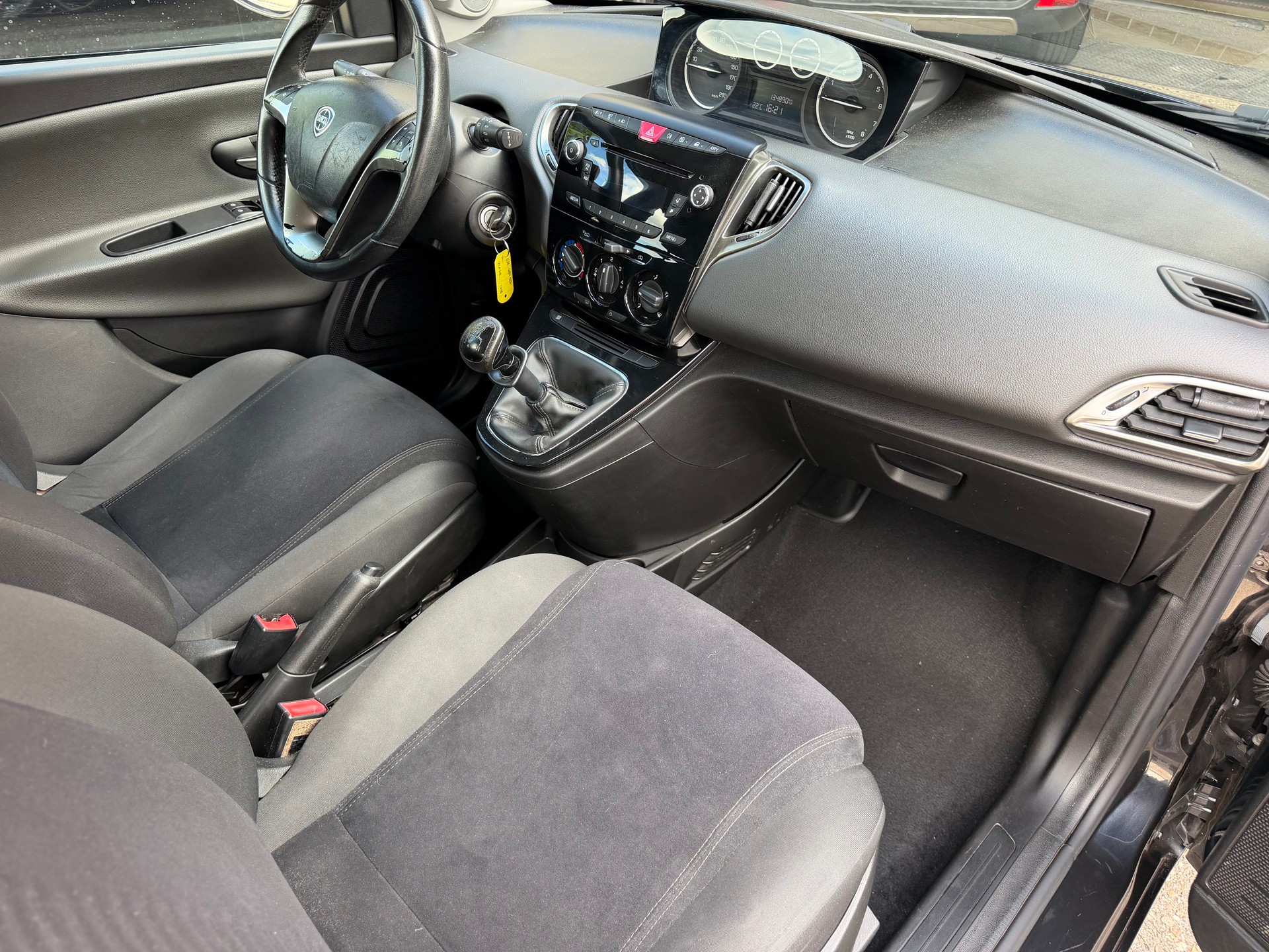 LANCIA Ypsilon 1.2 Gold-image-10