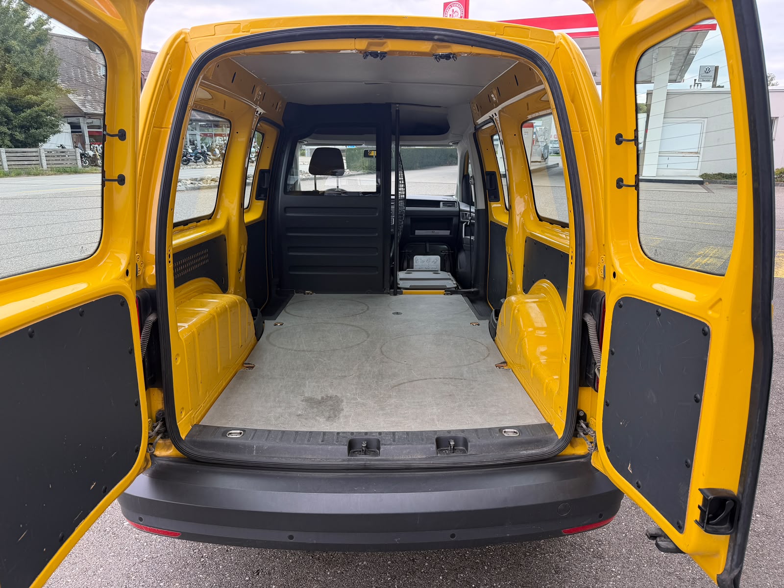 VW Caddy Maxi 2.0TDI 4Motion BlueMotion Technology-image-17