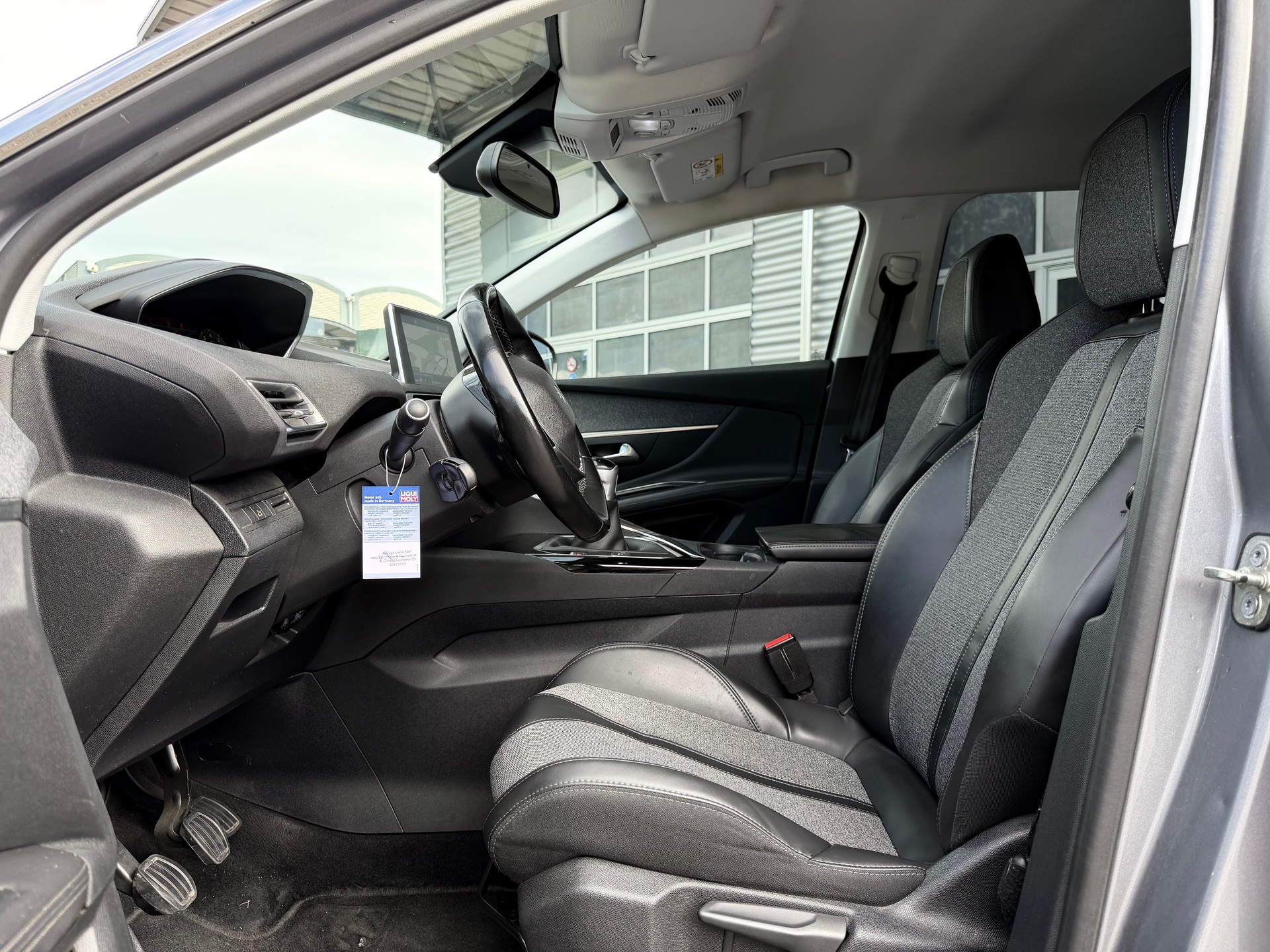 PEUGEOT 3008 1.2 PureTech Allure-image-6
