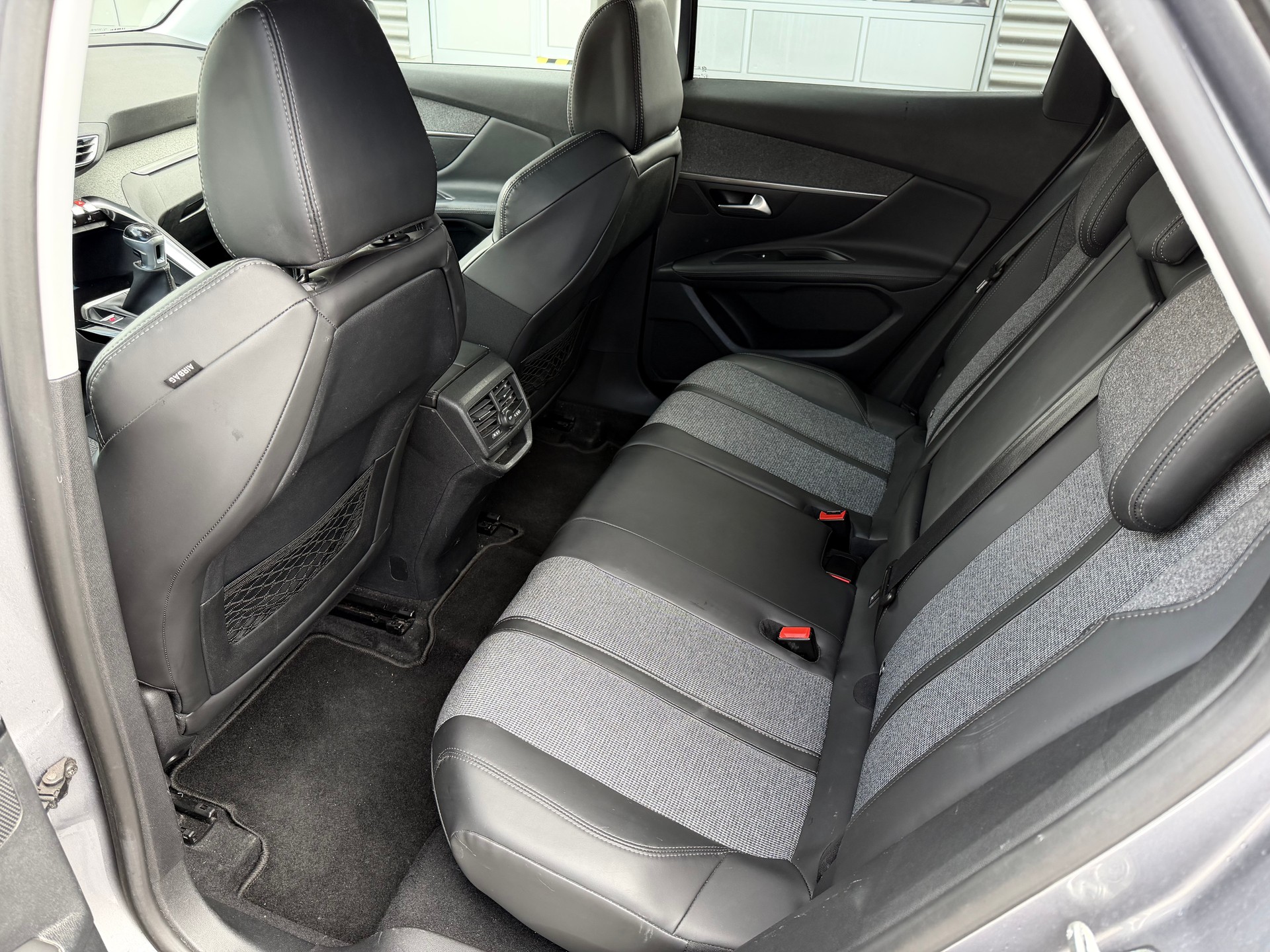 PEUGEOT 3008 1.2 PureTech Allure-image-10