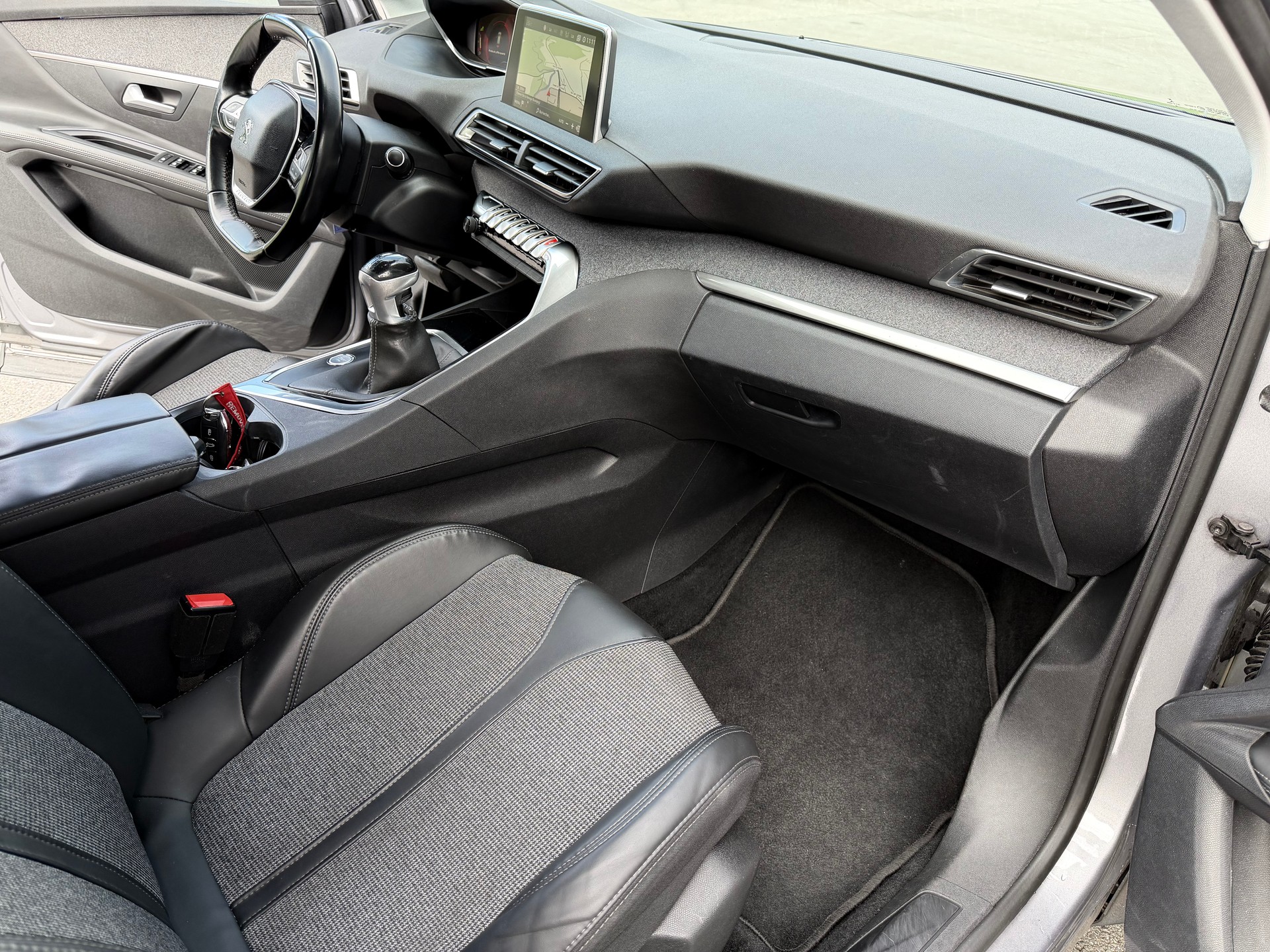 PEUGEOT 3008 1.2 PureTech Allure-image-9