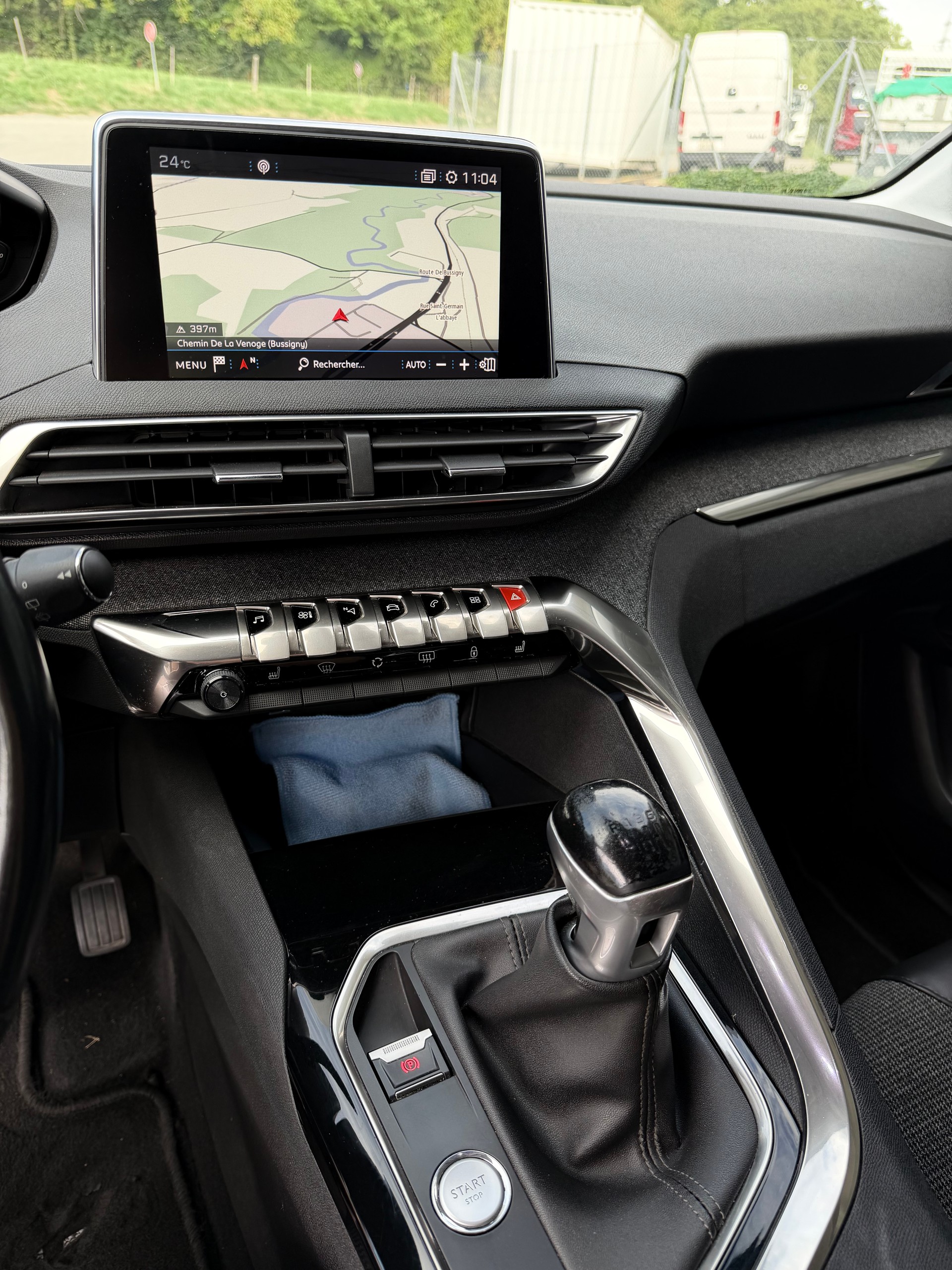 PEUGEOT 3008 1.2 PureTech Allure-image-8