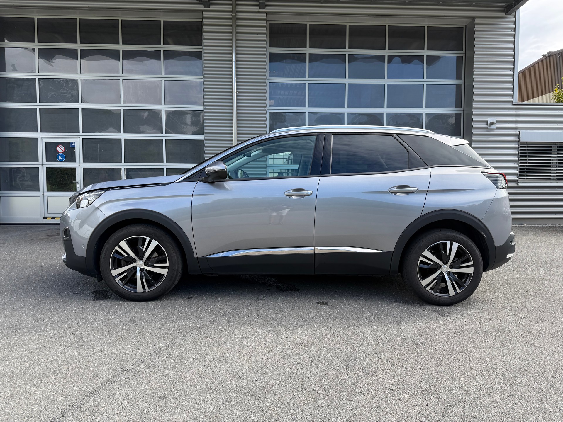 PEUGEOT 3008 1.2 PureTech Allure-image-3