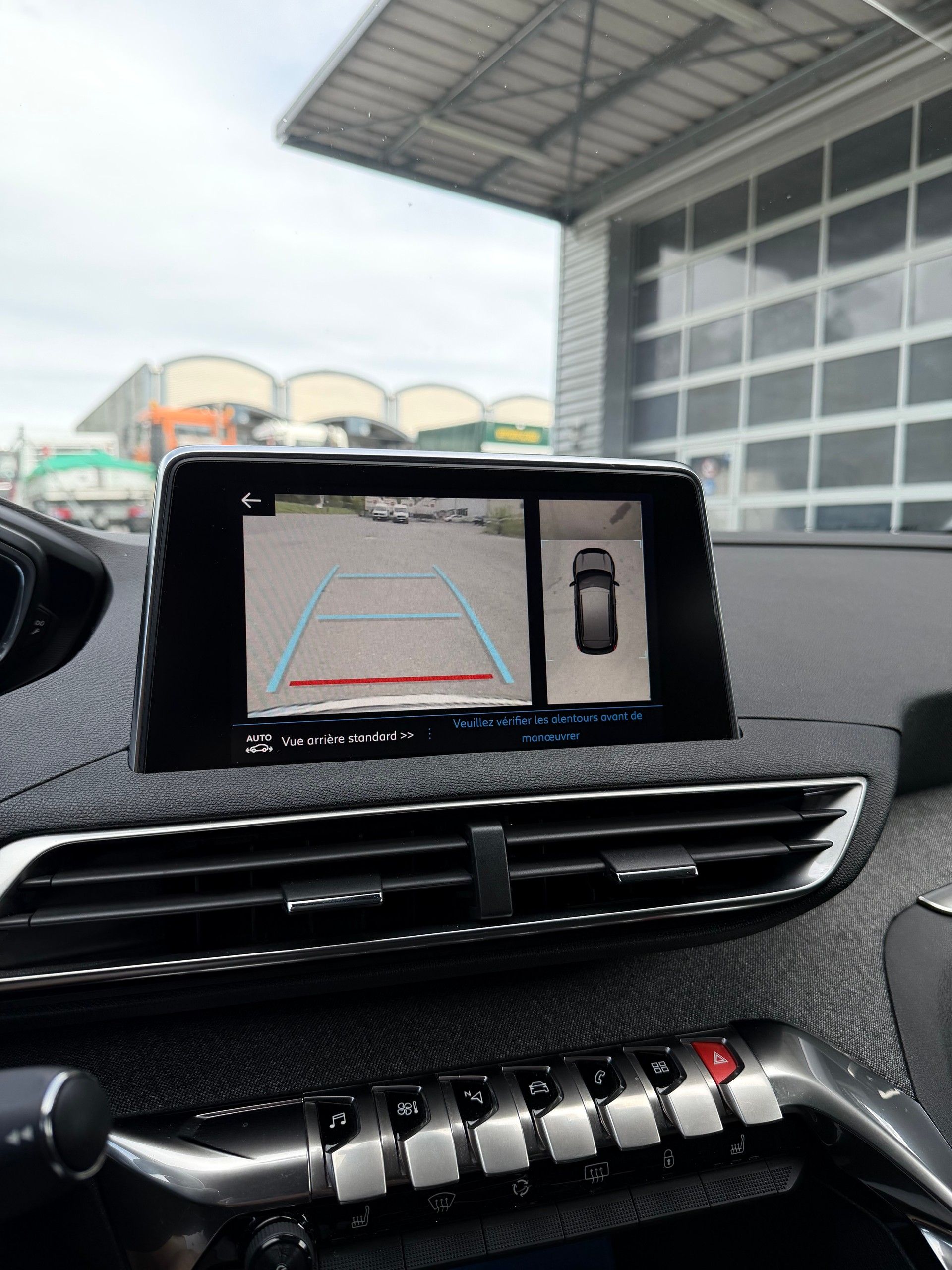PEUGEOT 3008 1.2 PureTech Allure-image-11