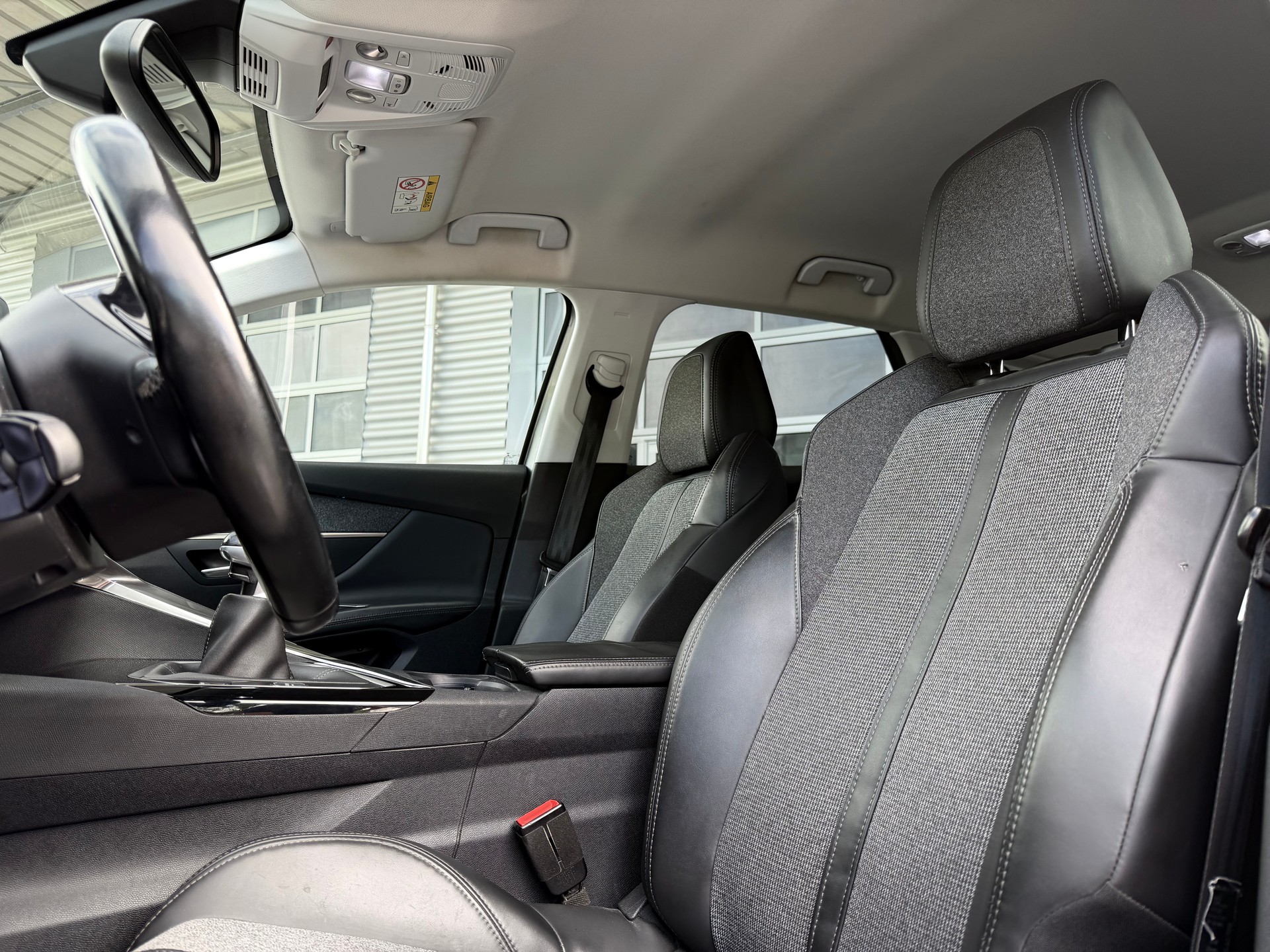 PEUGEOT 3008 1.2 PureTech Allure-image-5