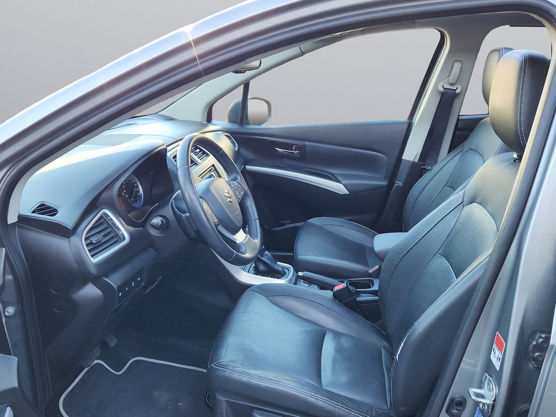 SUZUKI SX4 S-Cross 1.6 16V Compact Top 4WD CVT7-image-8
