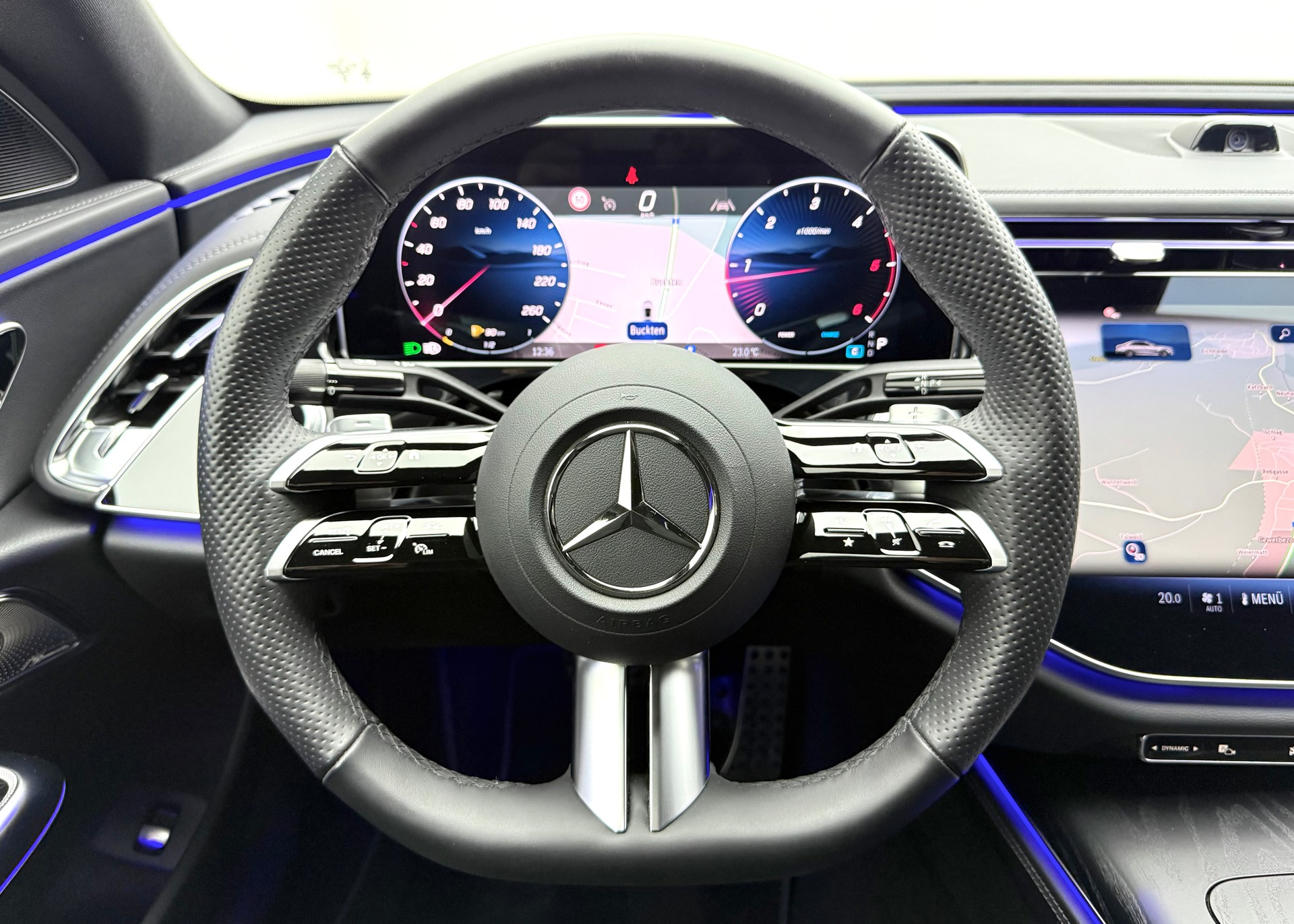 MERCEDES-BENZ E 220 d 4Matic 9G-Tronic AMG-Line CH-FAHRZEUG GRATIS SERVICE-image-9
