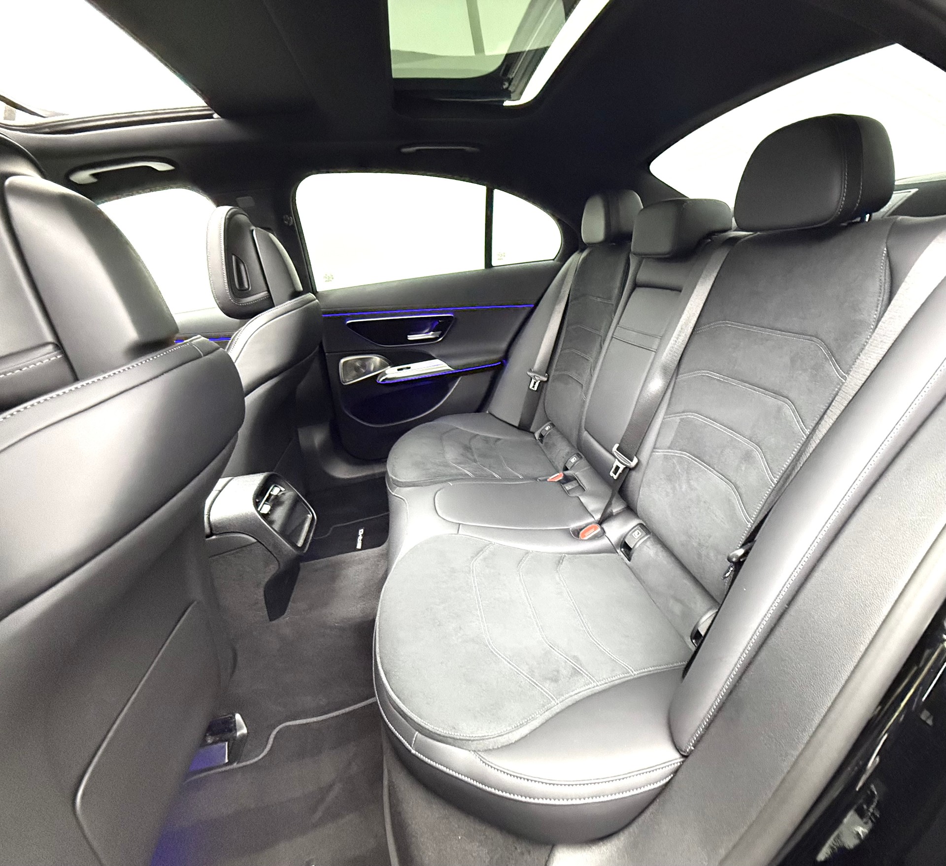 MERCEDES-BENZ E 220 d 4Matic 9G-Tronic AMG-Line CH-FAHRZEUG GRATIS SERVICE-image-20