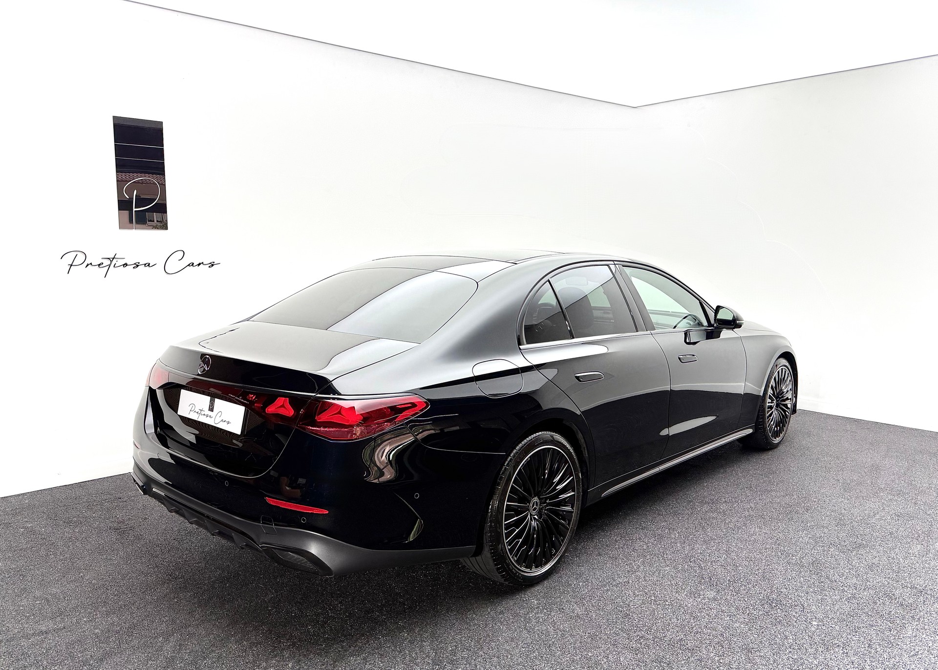 MERCEDES-BENZ E 220 d 4Matic 9G-Tronic AMG-Line CH-FAHRZEUG GRATIS SERVICE-image-4