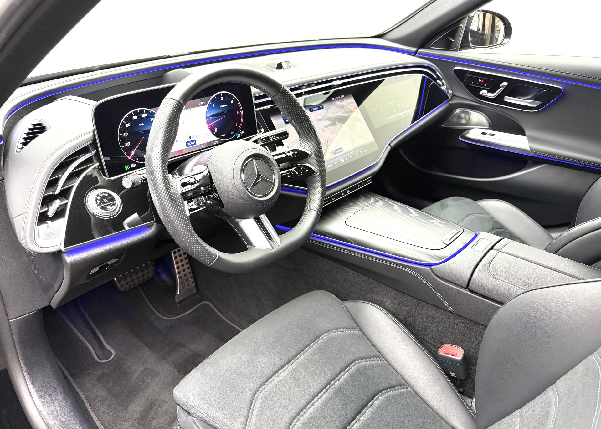 MERCEDES-BENZ E 220 d 4Matic 9G-Tronic AMG-Line CH-FAHRZEUG GRATIS SERVICE-image-7