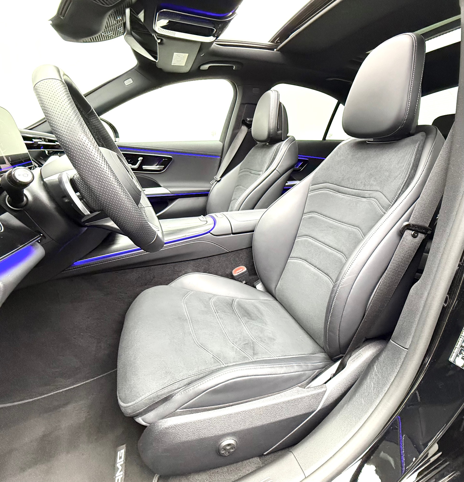 MERCEDES-BENZ E 220 d 4Matic 9G-Tronic AMG-Line CH-FAHRZEUG GRATIS SERVICE-image-16