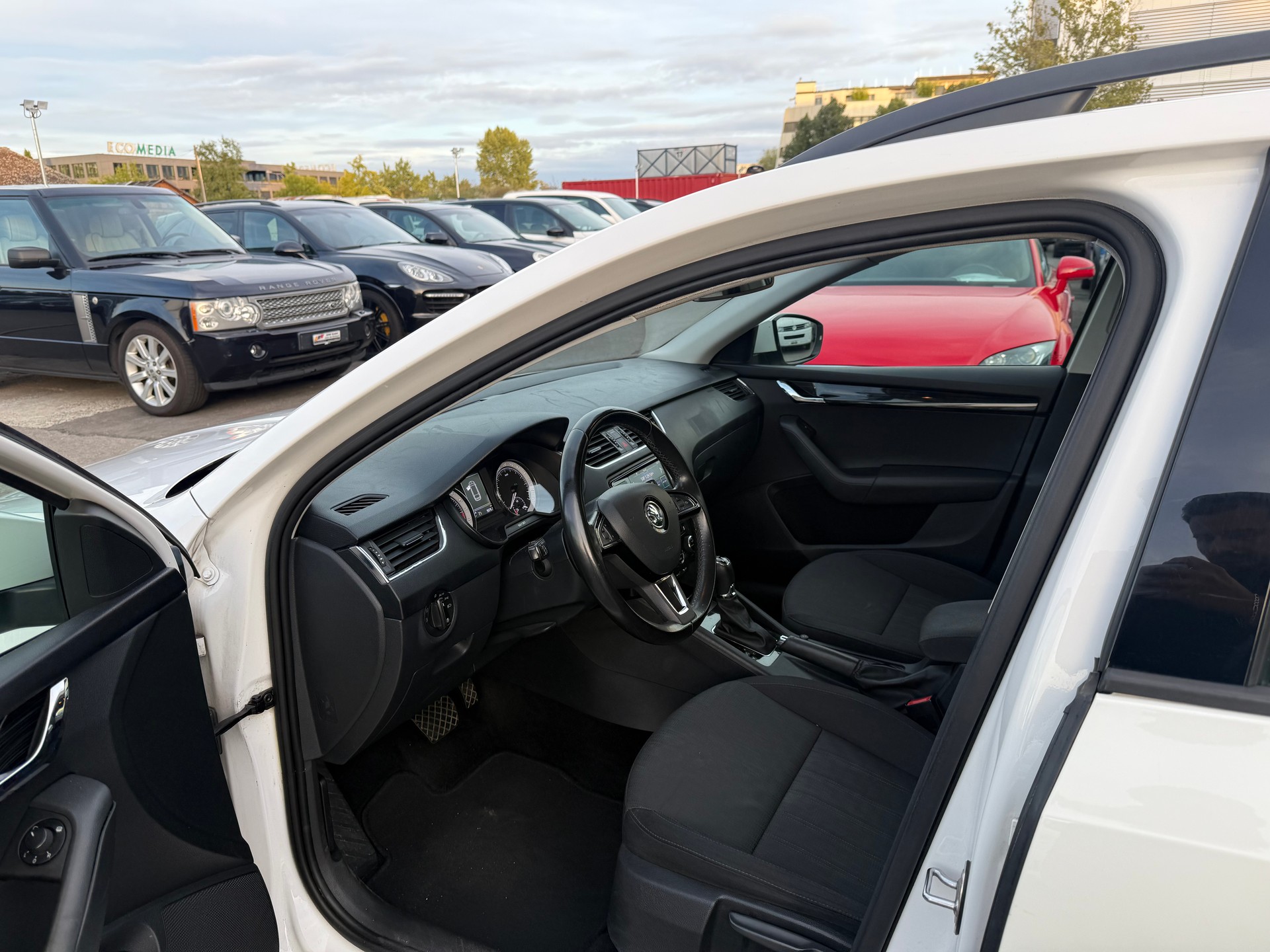 SKODA Octavia Combi 2.0 TDI Ambition 4x4 / Frisch ab MFK / ZR ersetzt / AHk 1800kg / Navi / Sitzheizung / PDC-image-8