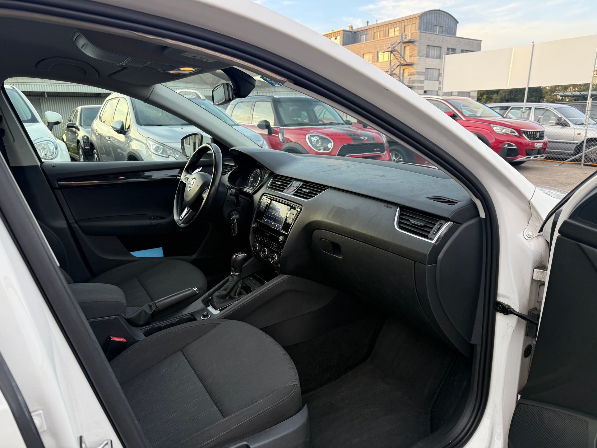 SKODA Octavia Combi 2.0 TDI Ambition 4x4 / Frisch ab MFK / ZR ersetzt / AHk 1800kg / Navi / Sitzheizung / PDC-image-6