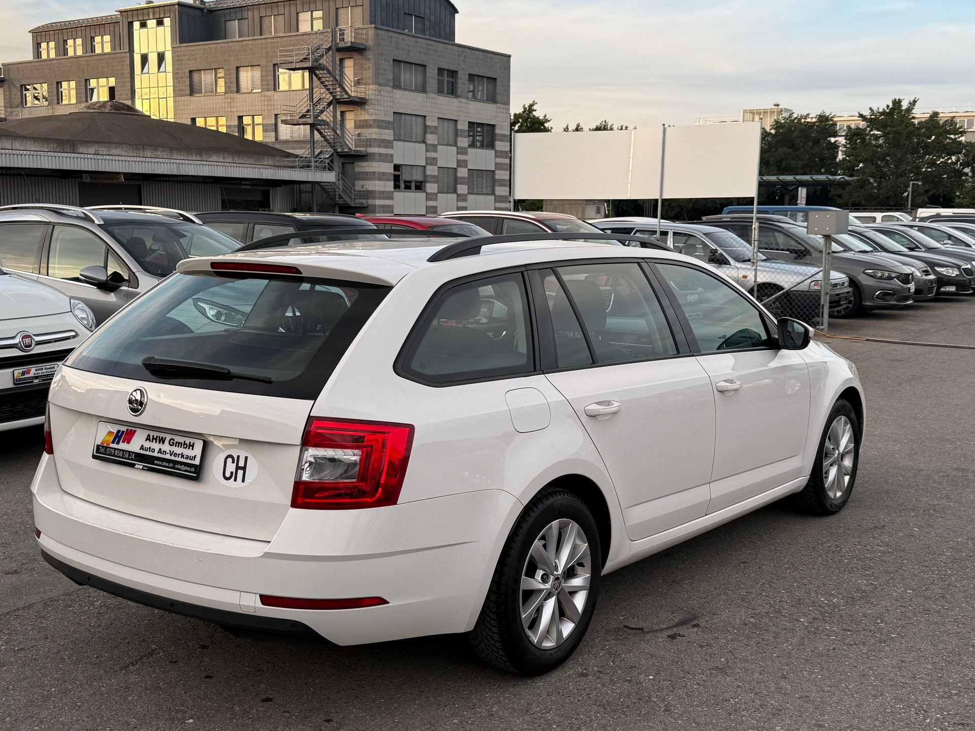 SKODA Octavia Combi 2.0 TDI Ambition 4x4 / Frisch ab MFK / ZR ersetzt / AHk 1800kg / Navi / Sitzheizung / PDC-image-3