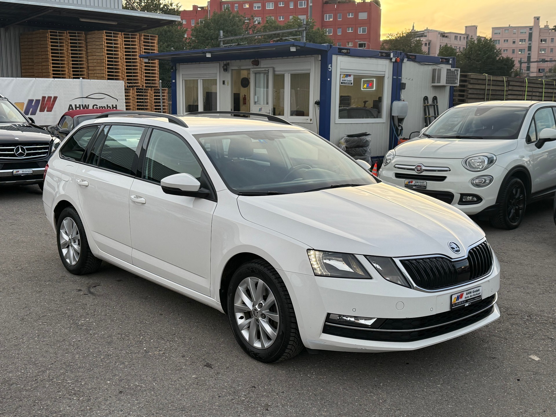 SKODA Octavia Combi 2.0 TDI Ambition 4x4 / Frisch ab MFK / ZR ersetzt / AHk 1800kg / Navi / Sitzheizung / PDC-image-2