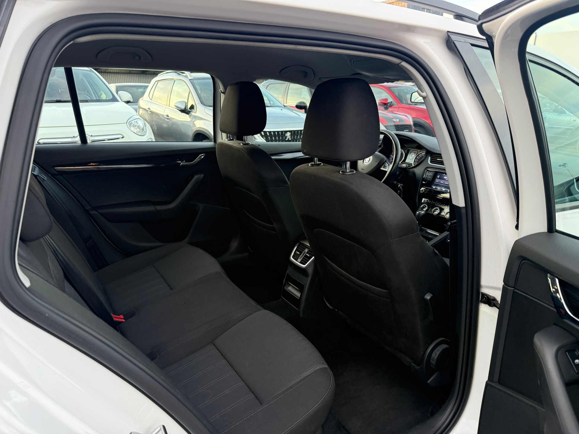 SKODA Octavia Combi 2.0 TDI Ambition 4x4 / Frisch ab MFK / ZR ersetzt / AHk 1800kg / Navi / Sitzheizung / PDC-image-9