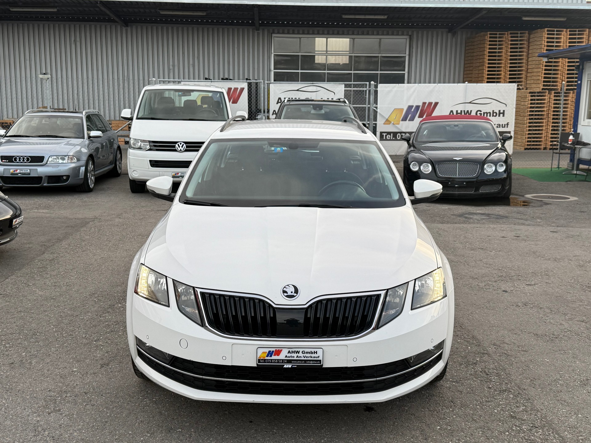 SKODA Octavia Combi 2.0 TDI Ambition 4x4 / Frisch ab MFK / ZR ersetzt / AHk 1800kg / Navi / Sitzheizung / PDC-image-1