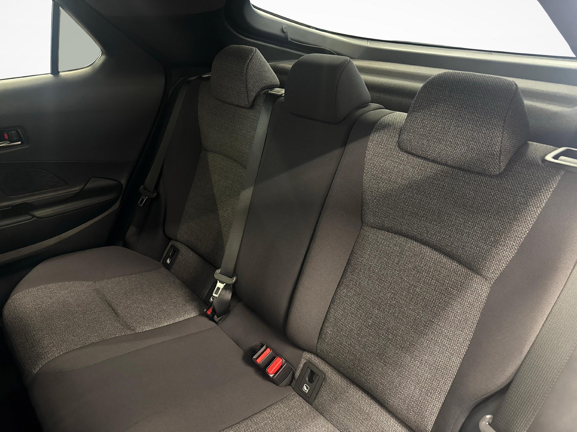 TOYOTA C-HR 2.0 HEV Swiss Edition 4x4-image-9