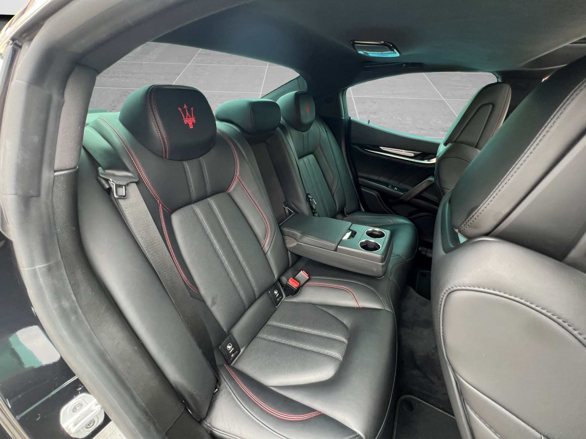 MASERATI Ghibli 3.0 V6 S GranSport Q4-image-15