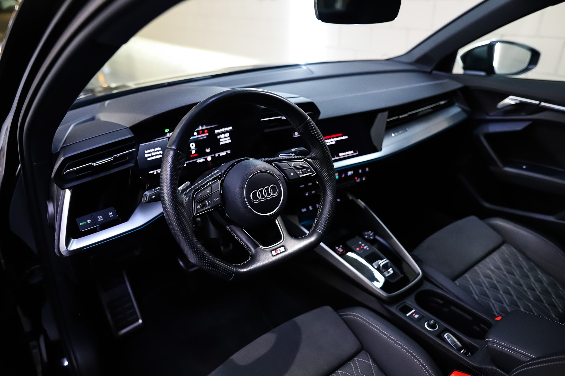 AUDI S3 Limousine 2.0 TFSI quattro S-tronic-image-8