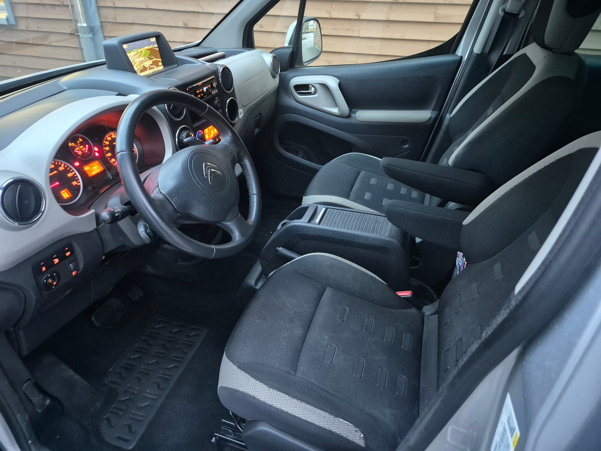 CITROEN Berlingo 1.6 e-HDi Exclusive EGS6-image-6