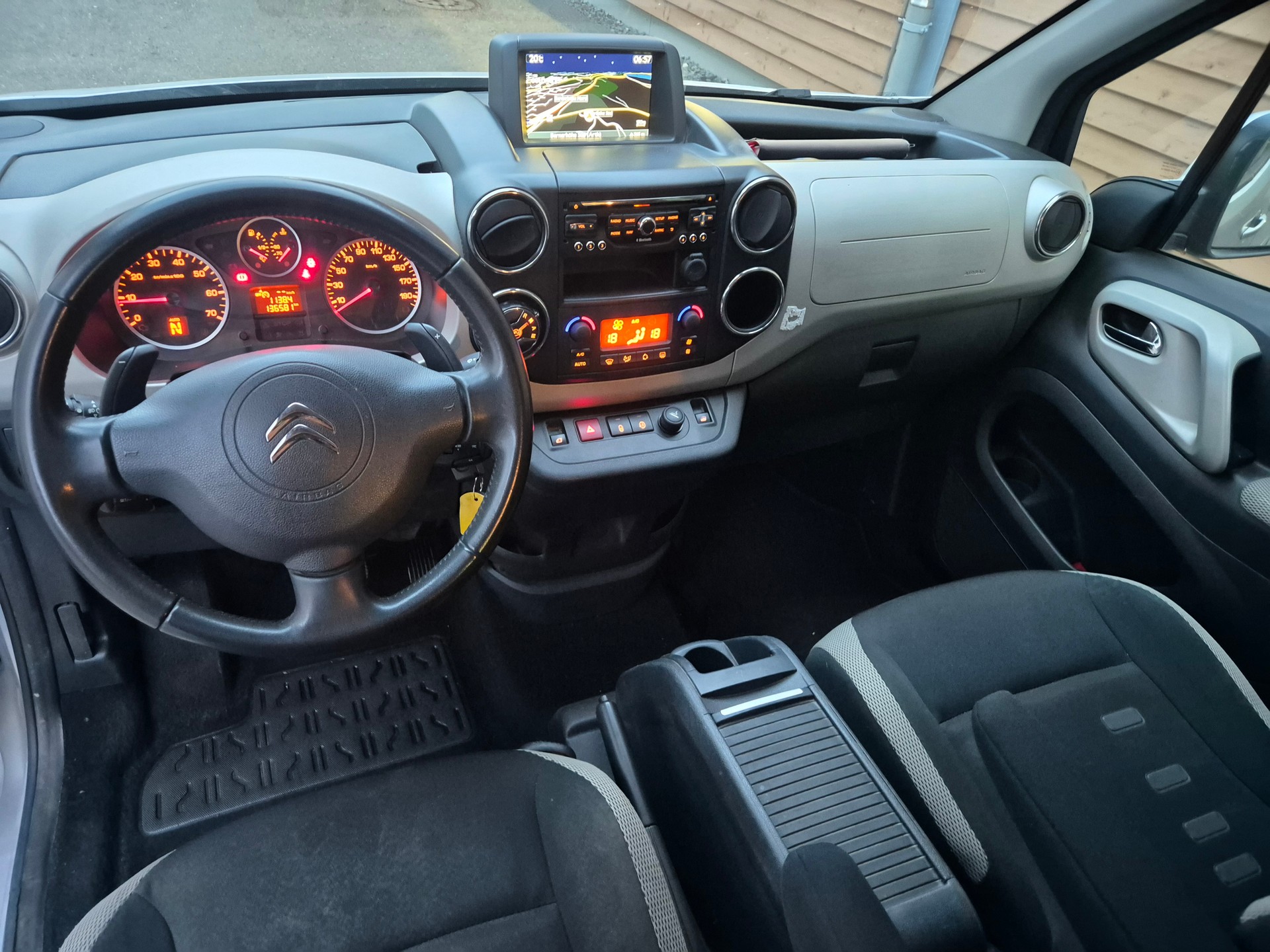 CITROEN Berlingo 1.6 e-HDi Exclusive EGS6-image-5