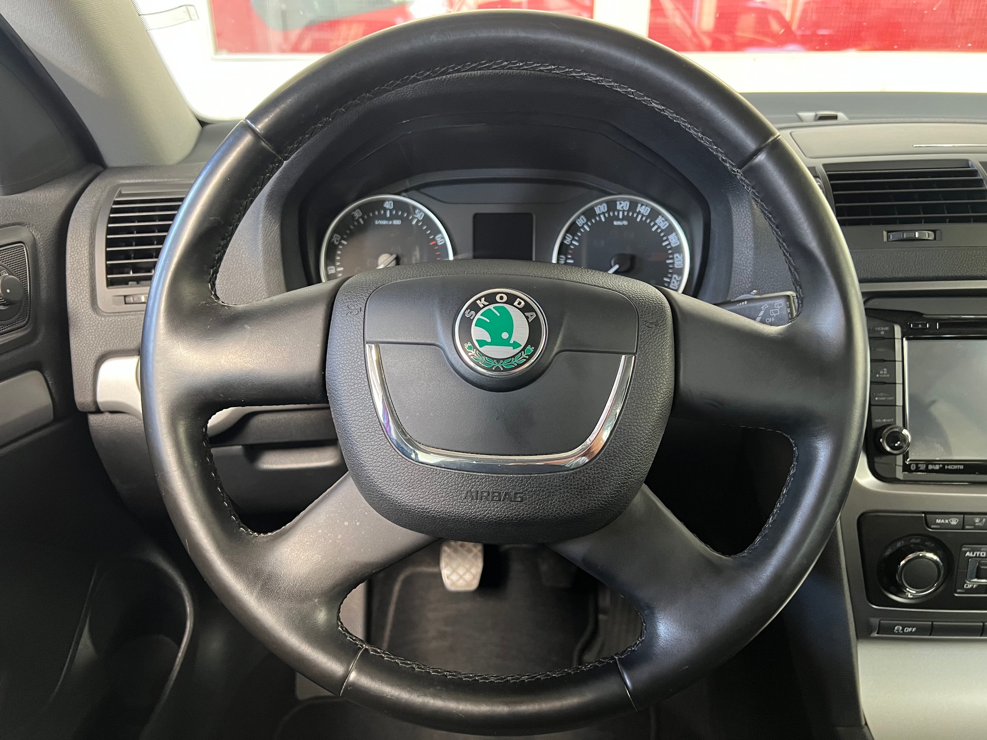 SKODA Octavia Combi 1.4 TSI Family-image-5