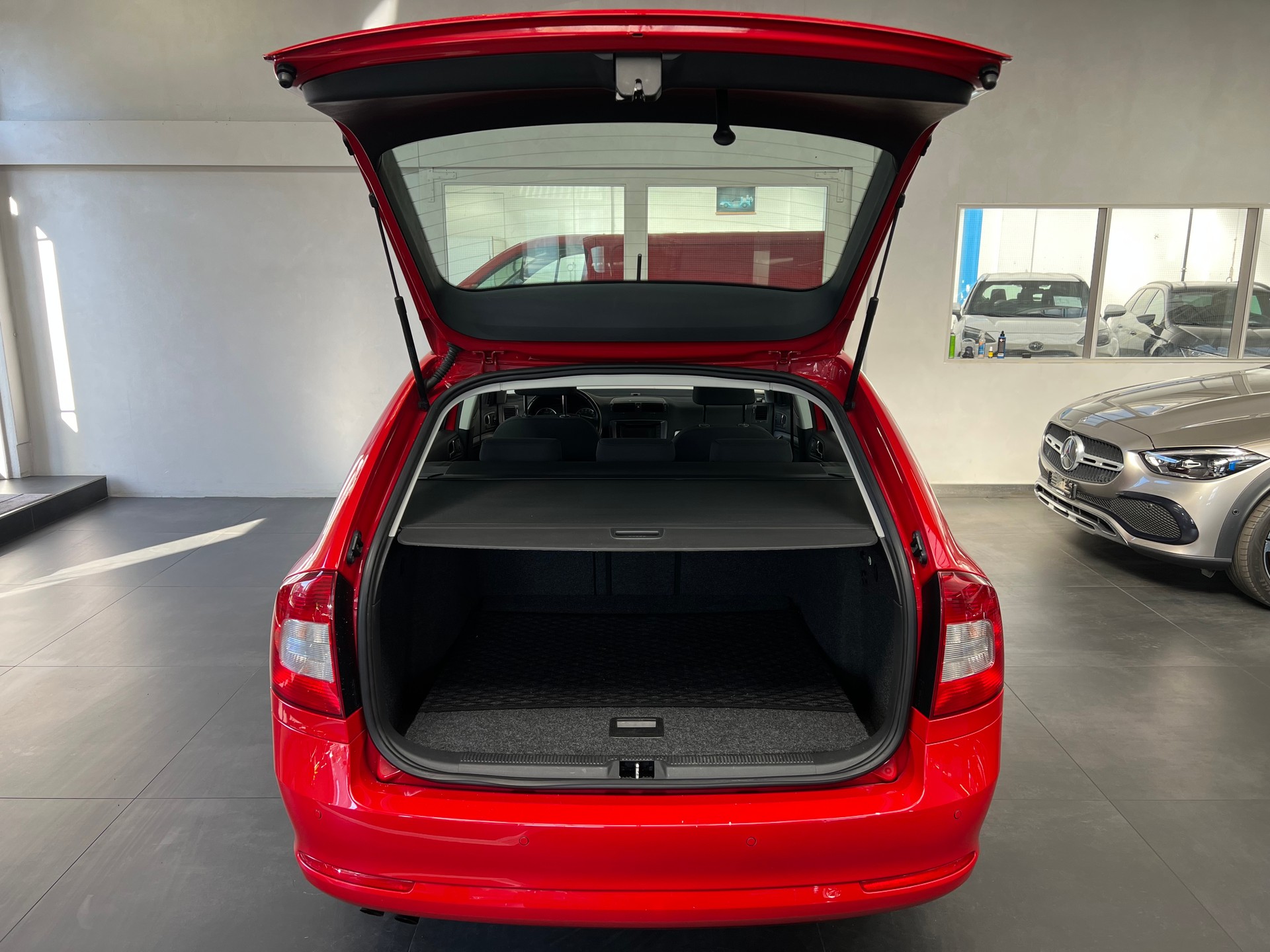 SKODA Octavia Combi 1.4 TSI Family-image-8