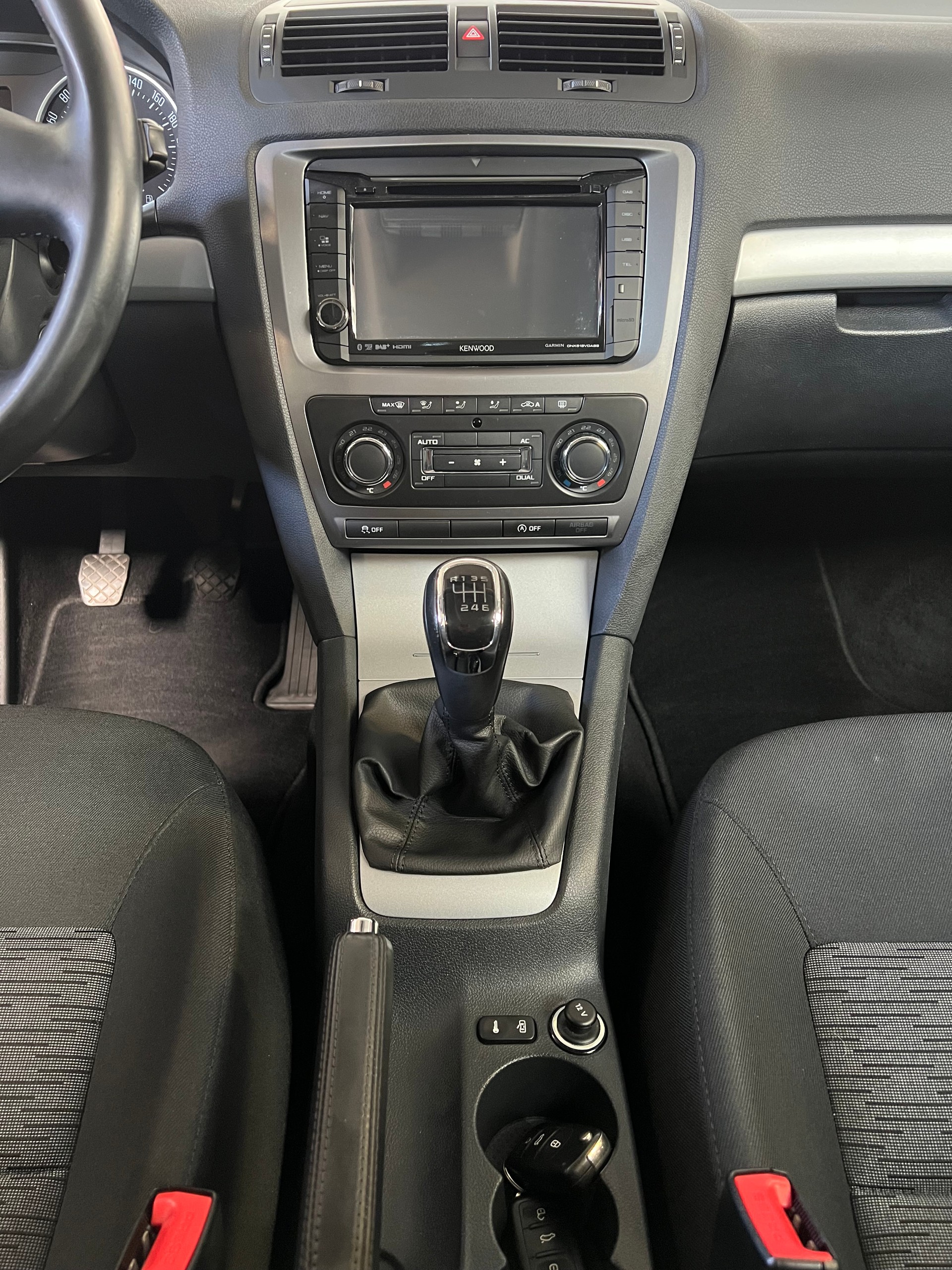 SKODA Octavia Combi 1.4 TSI Family-image-4