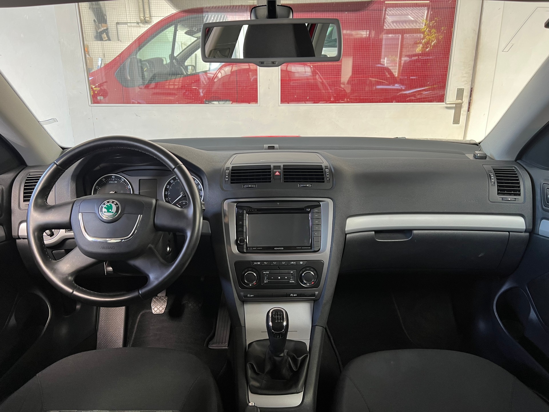 SKODA Octavia Combi 1.4 TSI Family-image-3