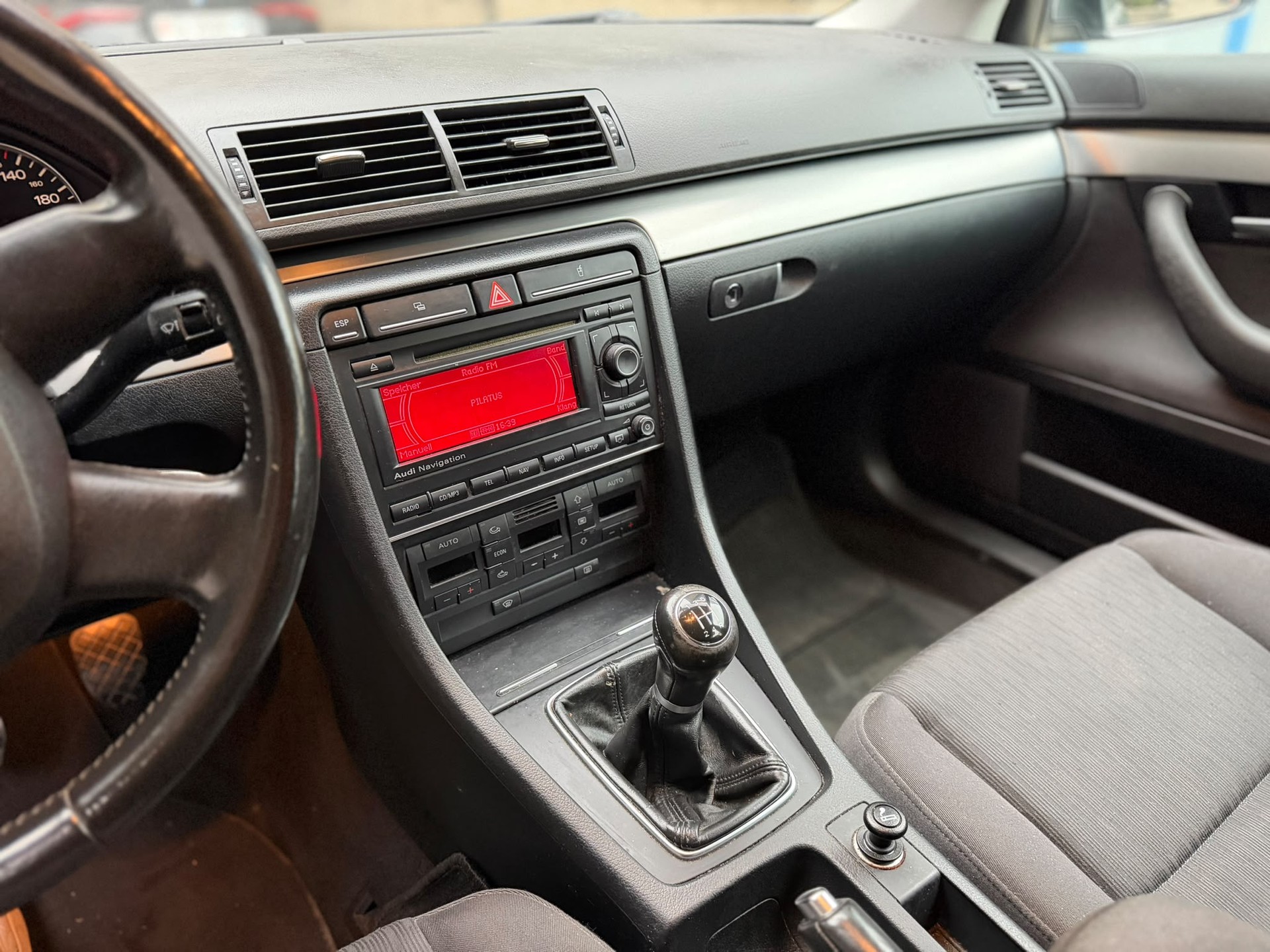 AUDI A4 Avant 2.0-image-9