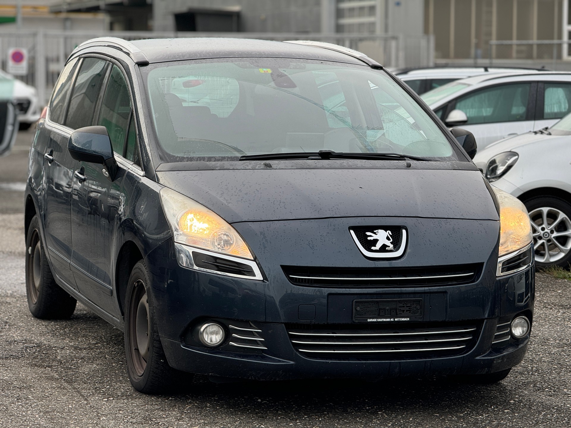 PEUGEOT 5008 1.6 16V T Active-image-1
