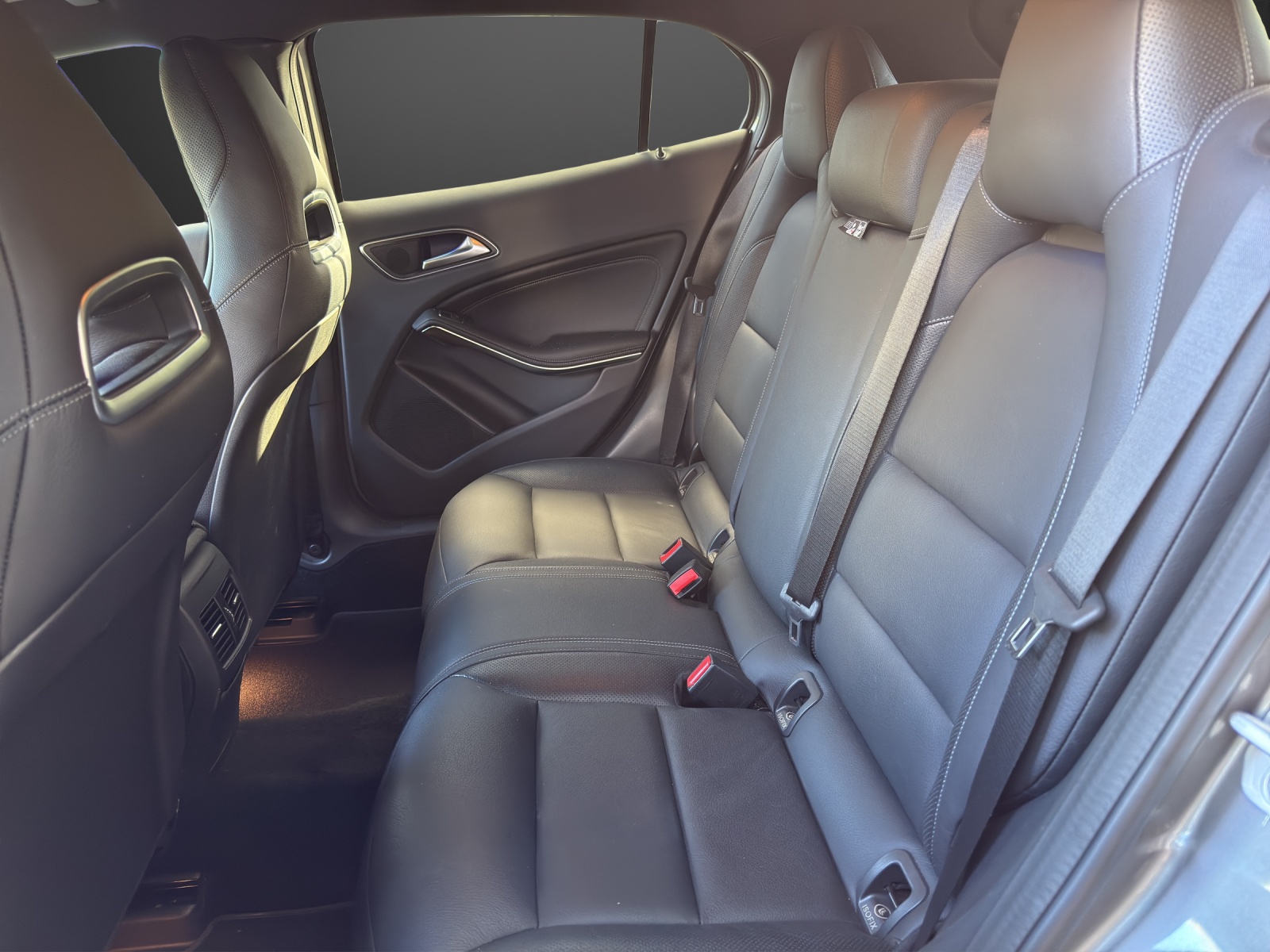 MERCEDES-BENZ GLA 250 Urban 4Matic 7G-DCT-image-11