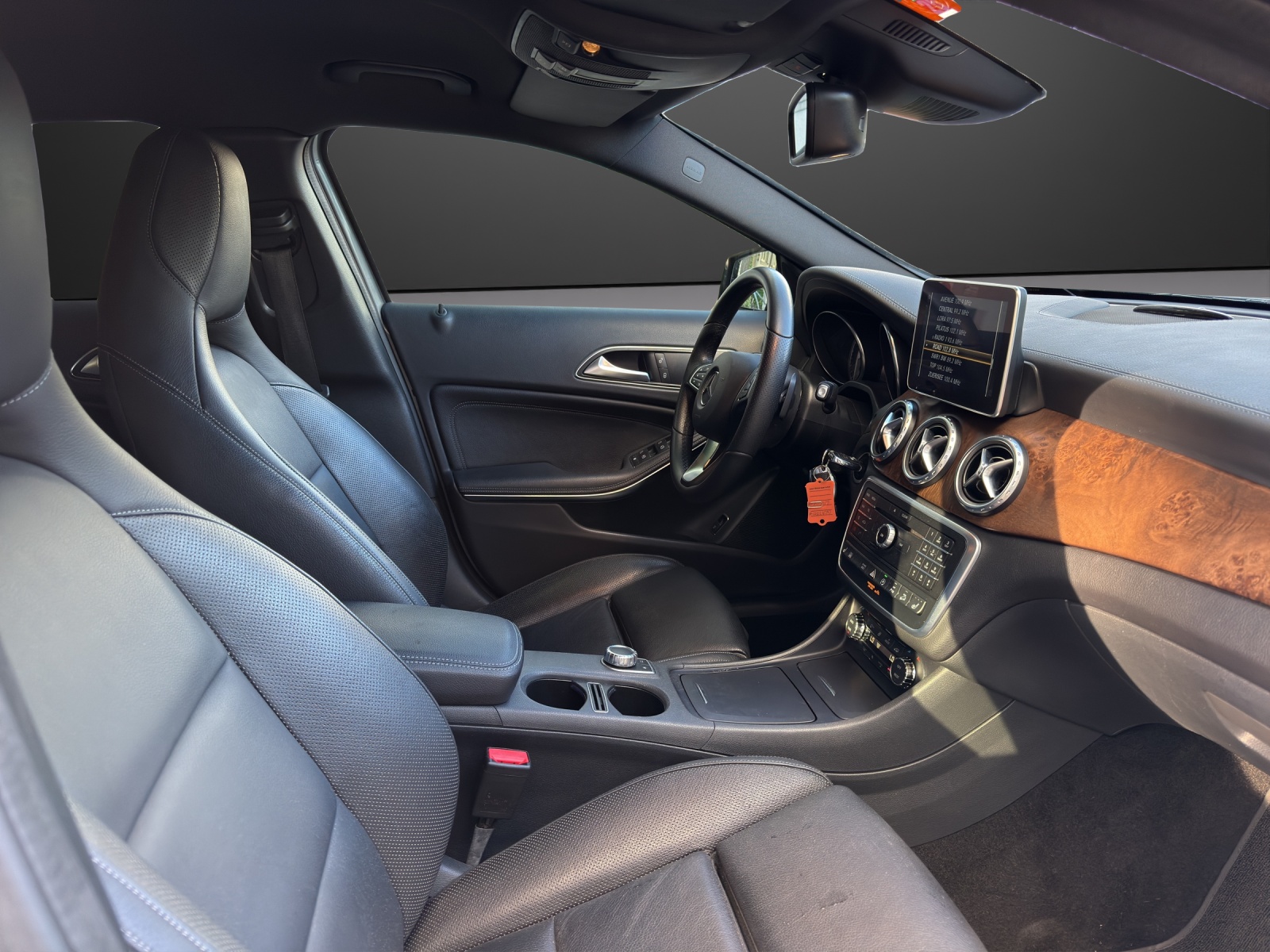 MERCEDES-BENZ GLA 250 Urban 4Matic 7G-DCT-image-10