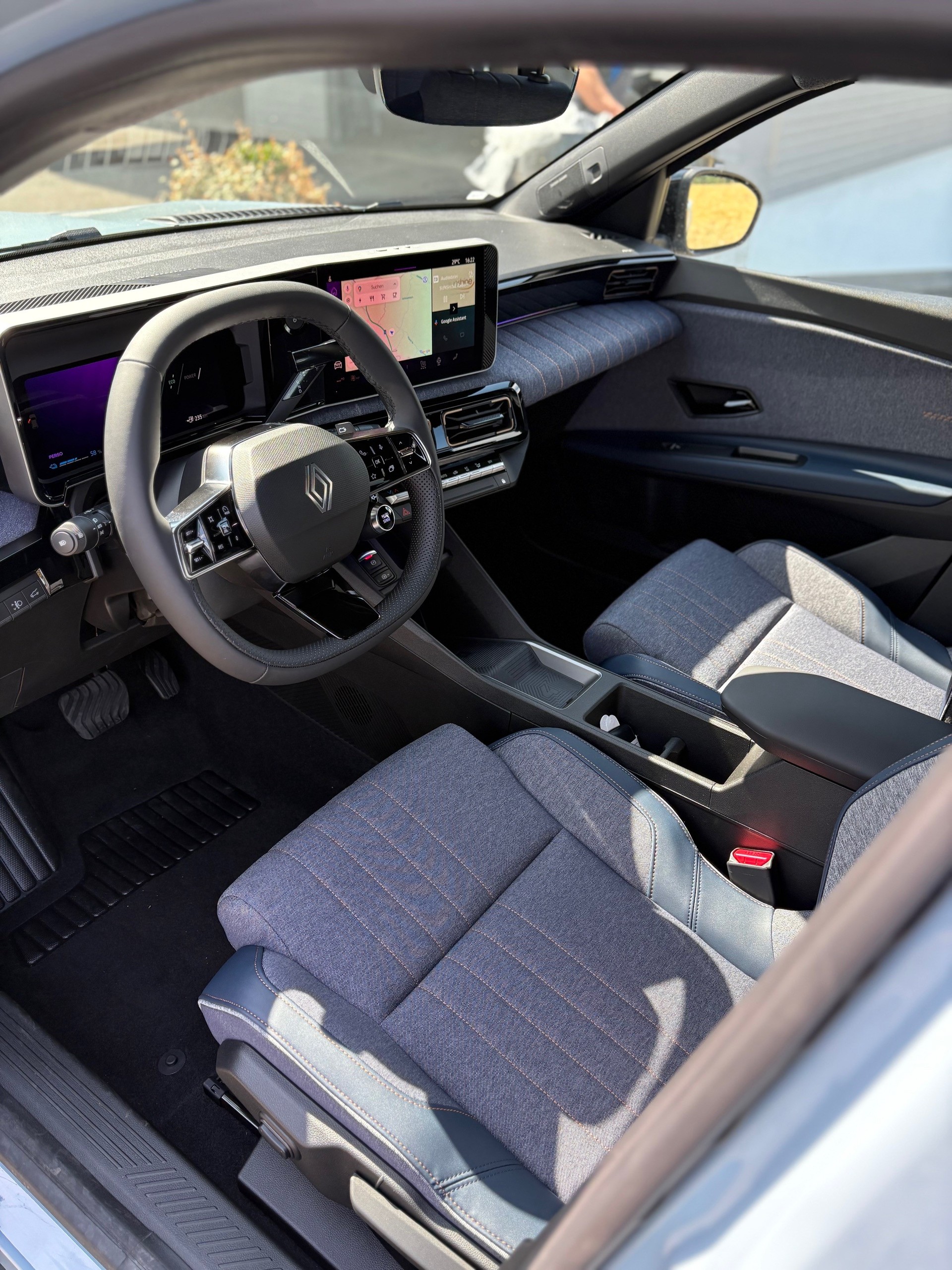 RENAULT R4 E-Tech Comfort Range 52 kWh Techno-image-3