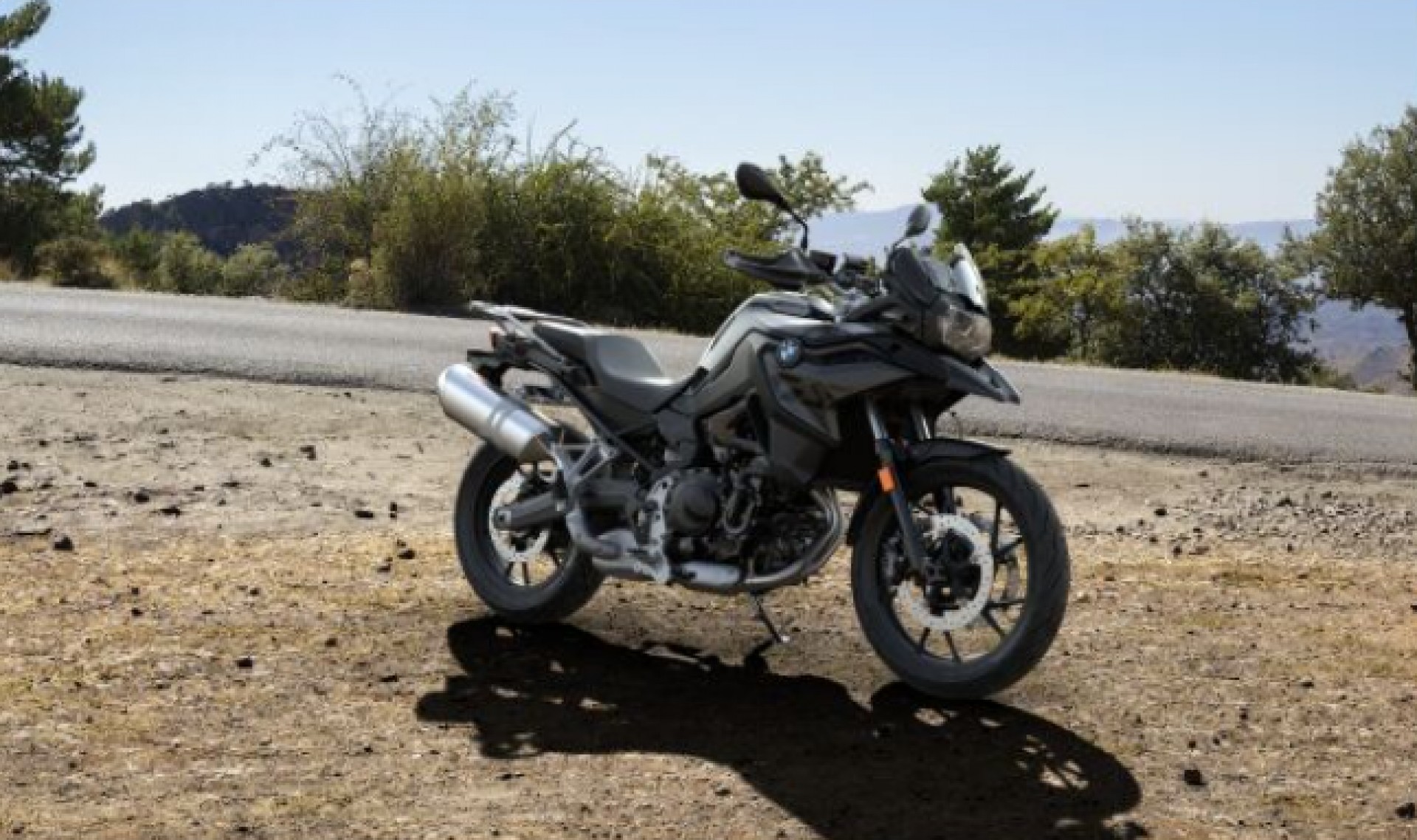 BMW F 800 GS Triple Black mit 35 kW und Tieferlegung ab Werk