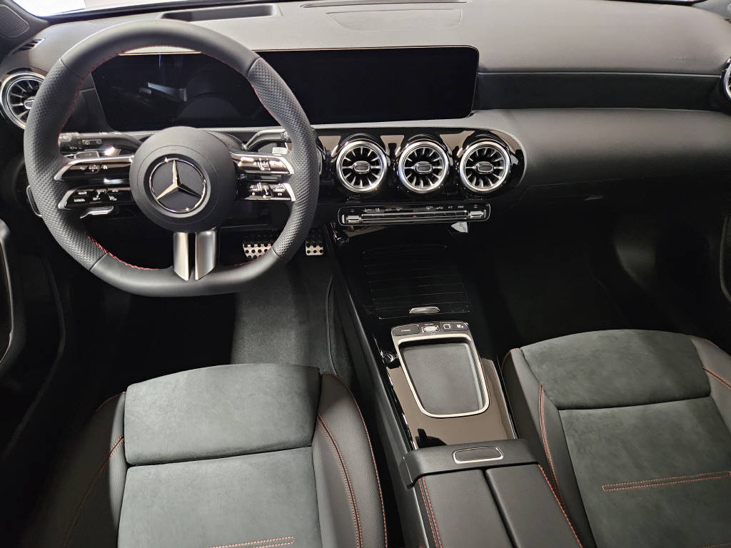 MERCEDES-BENZ A 250 4Matic AMG Line-image-5