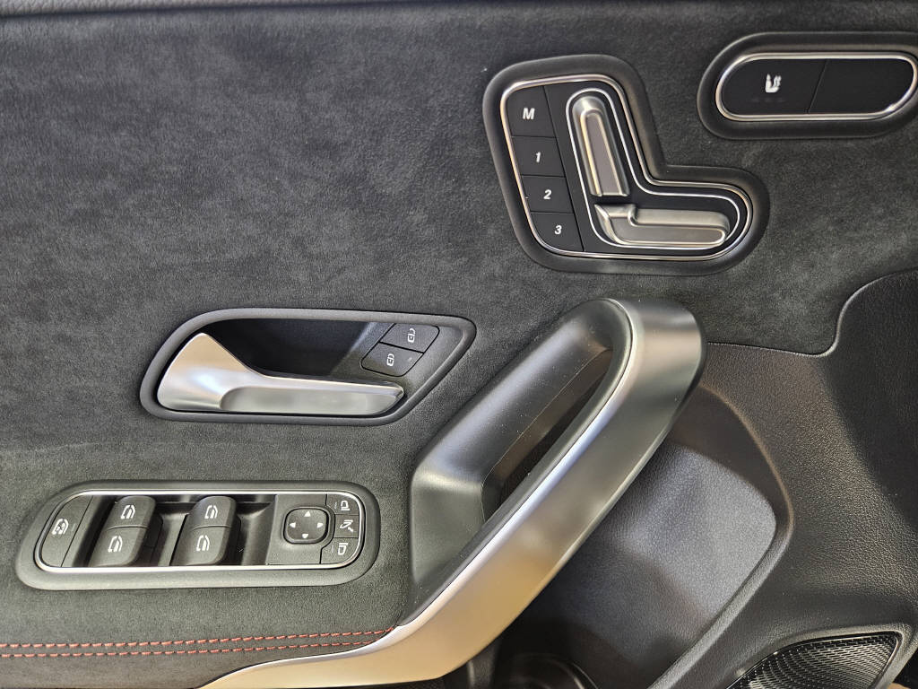 MERCEDES-BENZ A 250 4Matic AMG Line-image-9