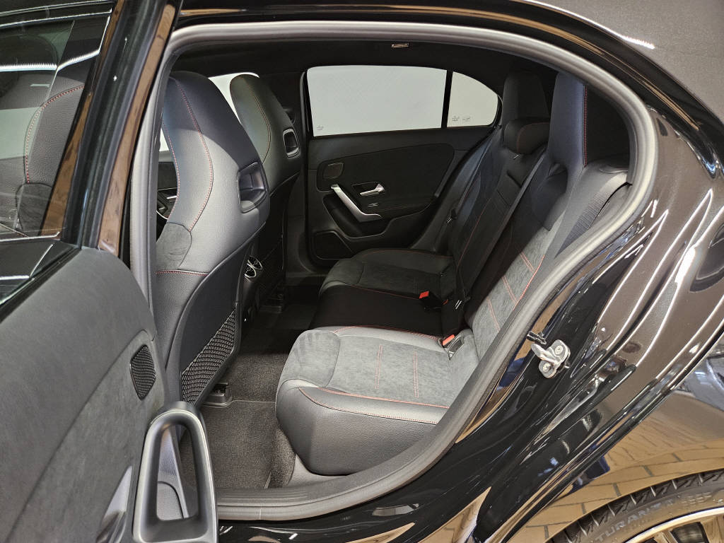 MERCEDES-BENZ A 250 4Matic AMG Line-image-12