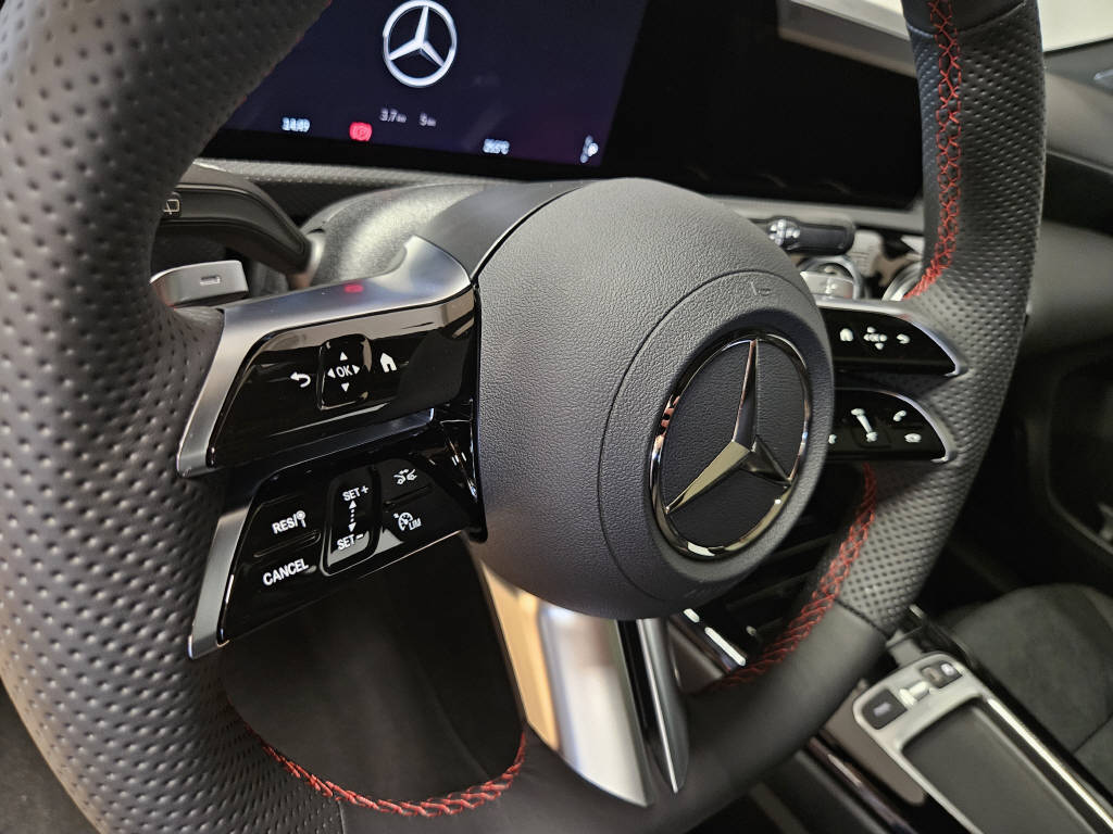 MERCEDES-BENZ A 250 4Matic AMG Line-image-6