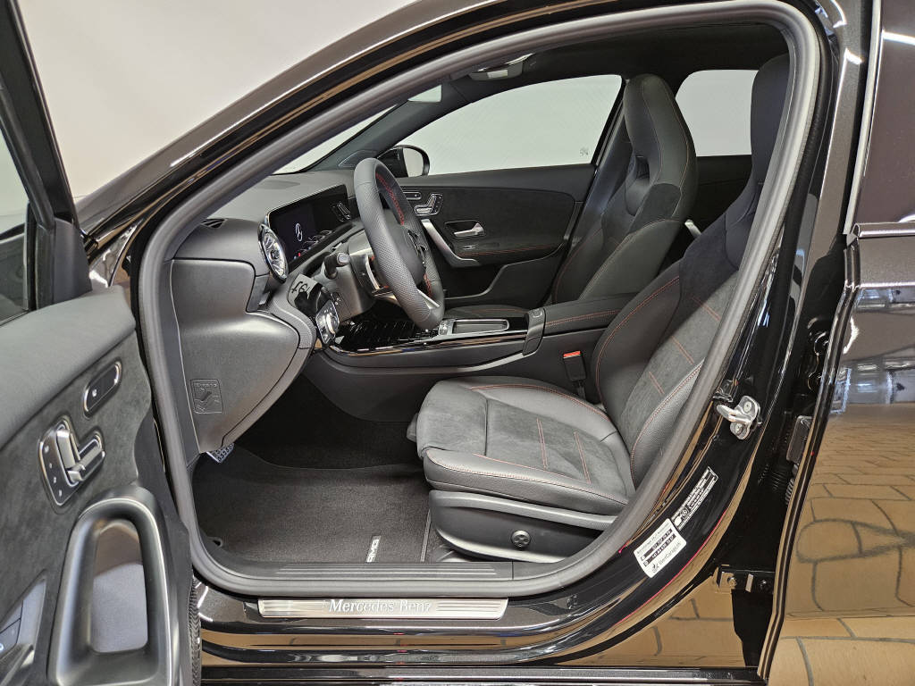 MERCEDES-BENZ A 250 4Matic AMG Line-image-4