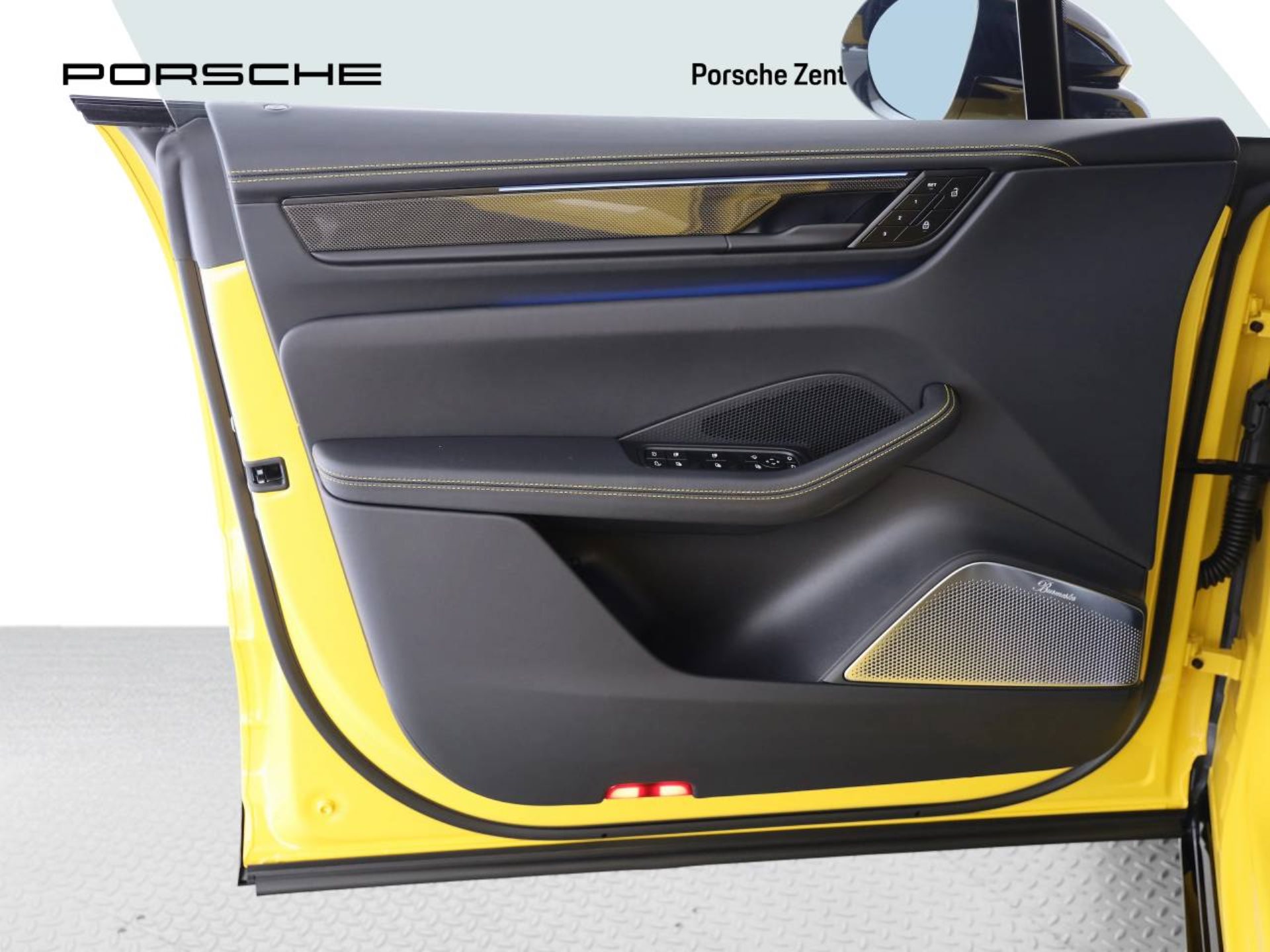 PORSCHE Macan Turbo-image-12